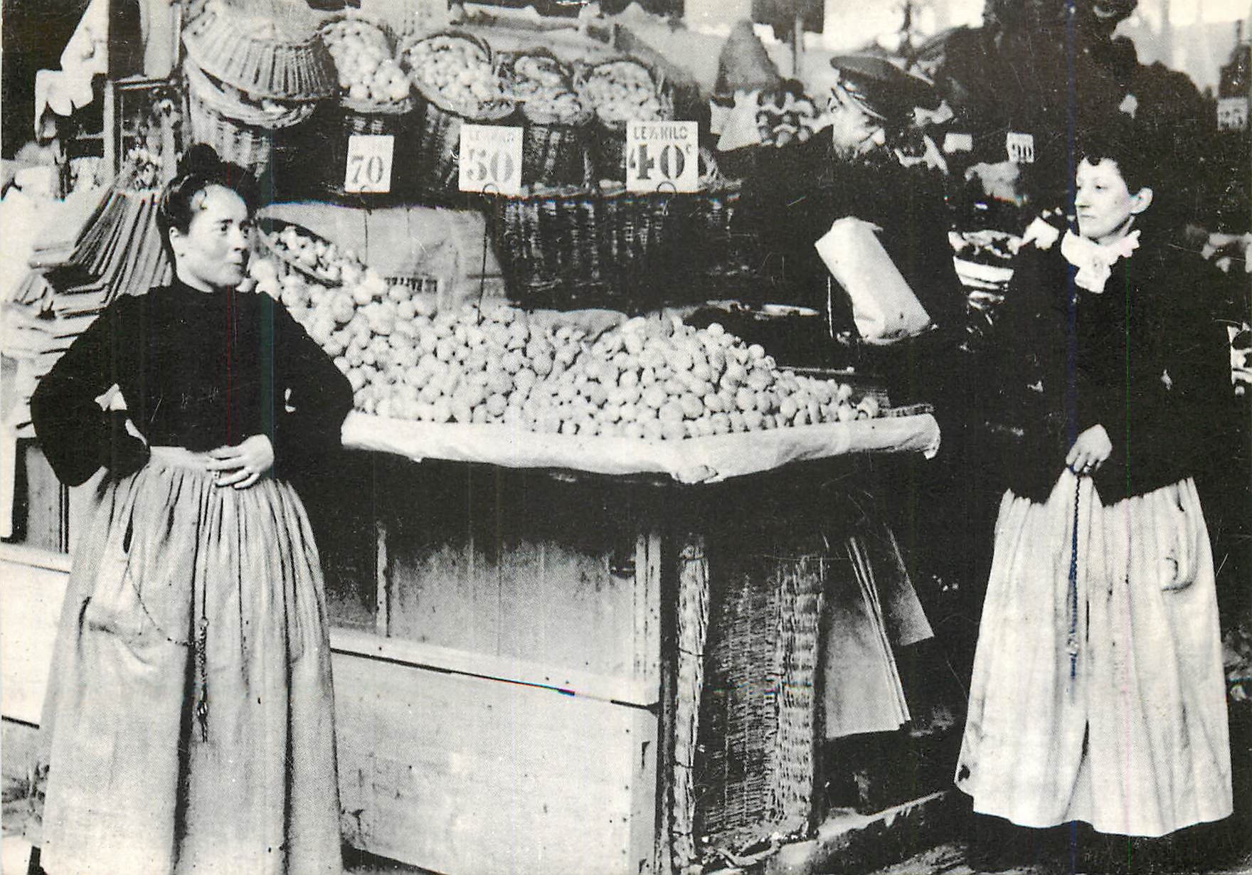CPM Paris 1900 Marchande de Champignons aux Halles