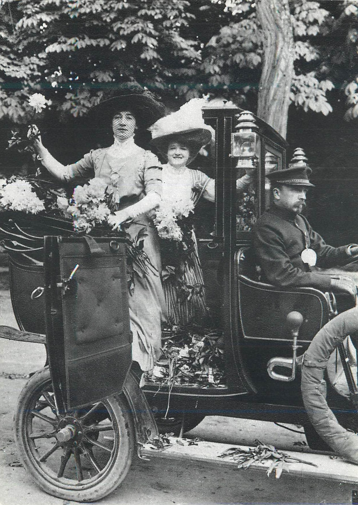 CPM Paris 1900 Vue Prise Lors de la Fete des Fleurs