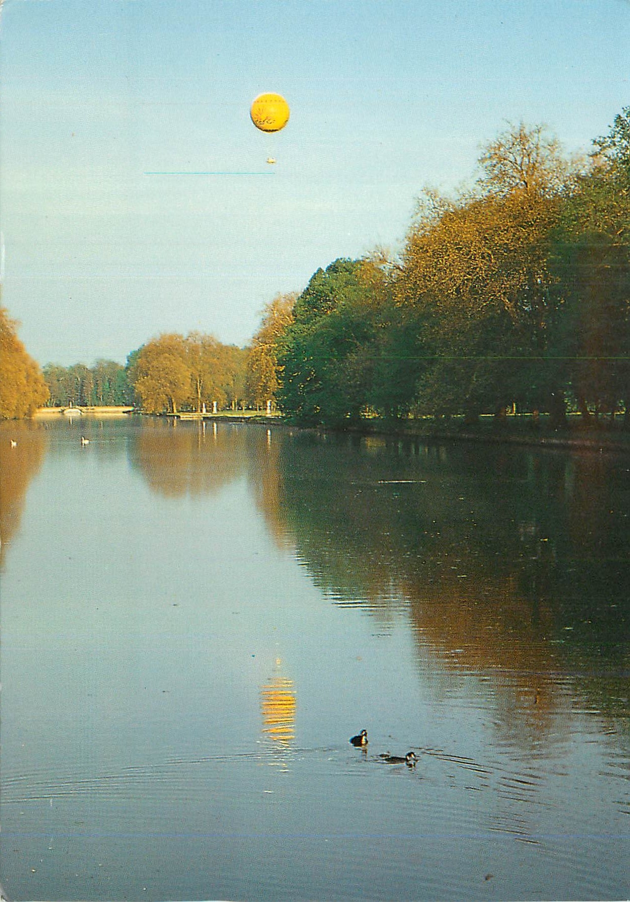 CPM Le Ballon Captif Aerophille au Dessus du Parc du Chateau de Chantilly avec le Grand Canal au Premier Plan