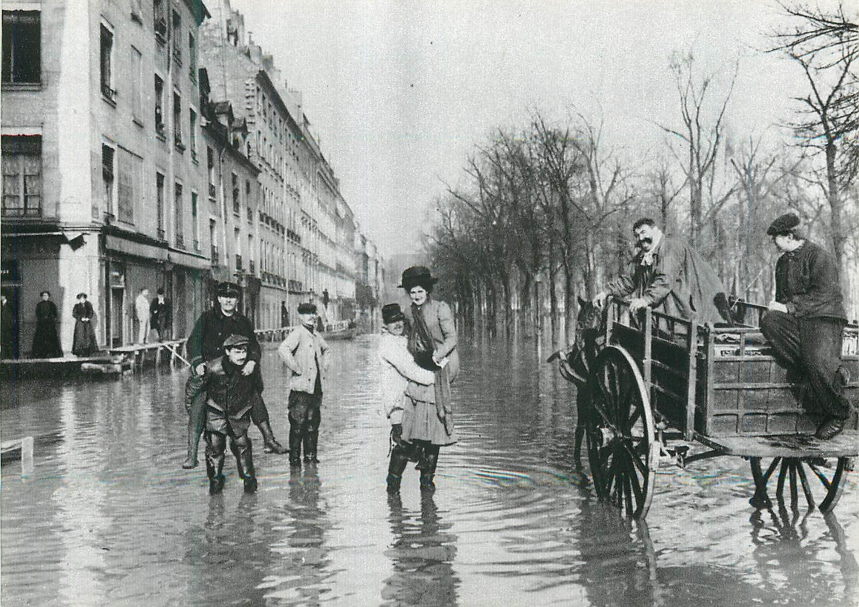 CPM Paris 1900 Scene Prise Lors des Inondations de 1910