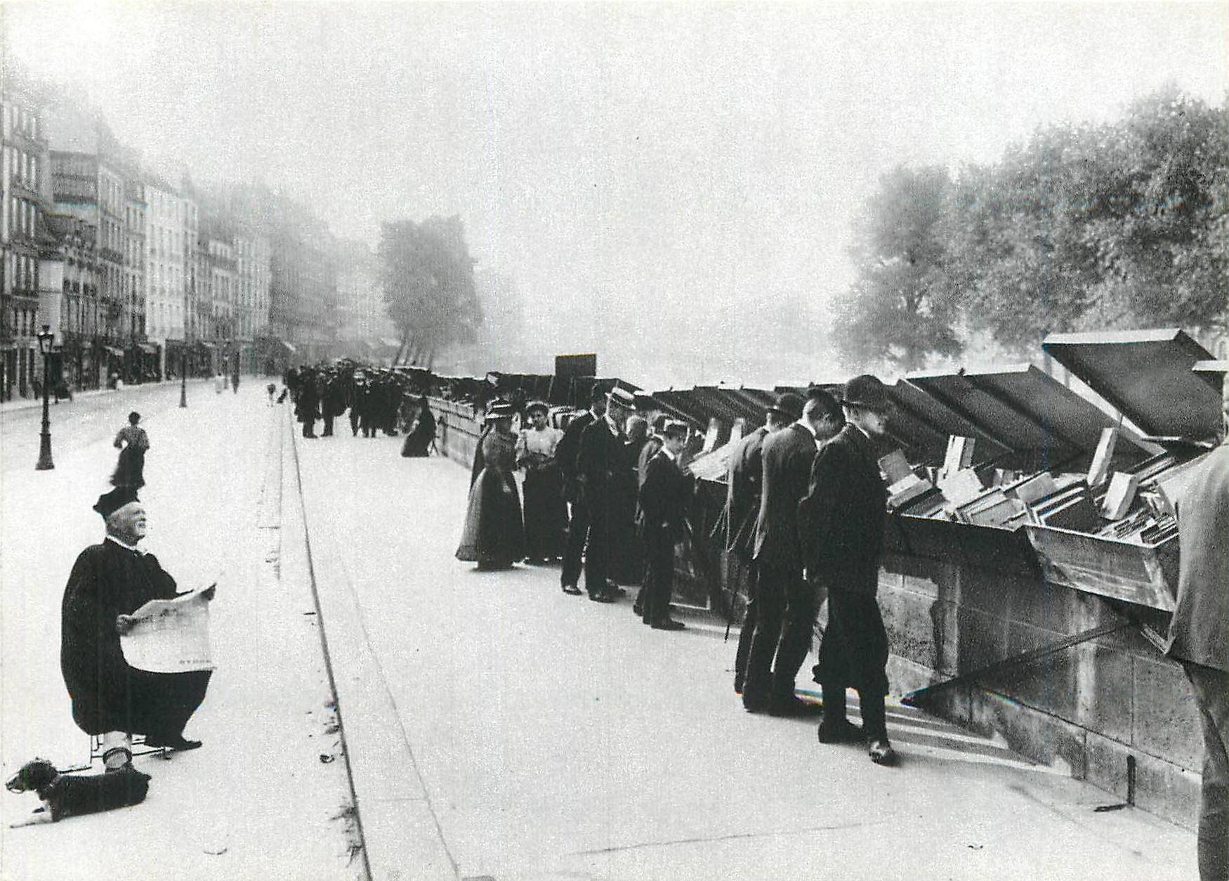 CPM Paris 1900 Les Bouquinistes sur le Quai des Grands Augustins A la Hauteur du Pont St Michel
