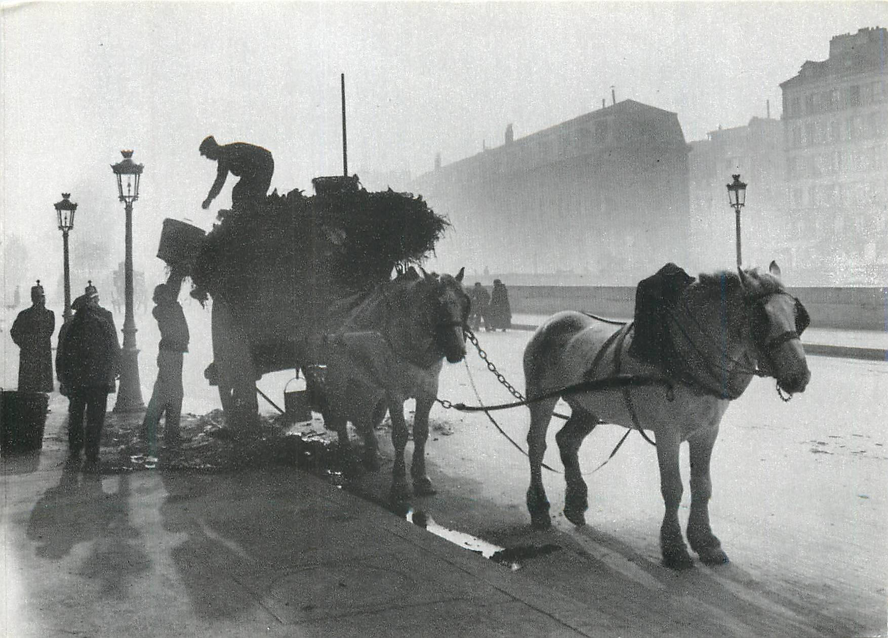 CPM Paris 1900 Le Ramassage des Ordures par les Eboueurs a la Hauteur de la Prefecture de Police