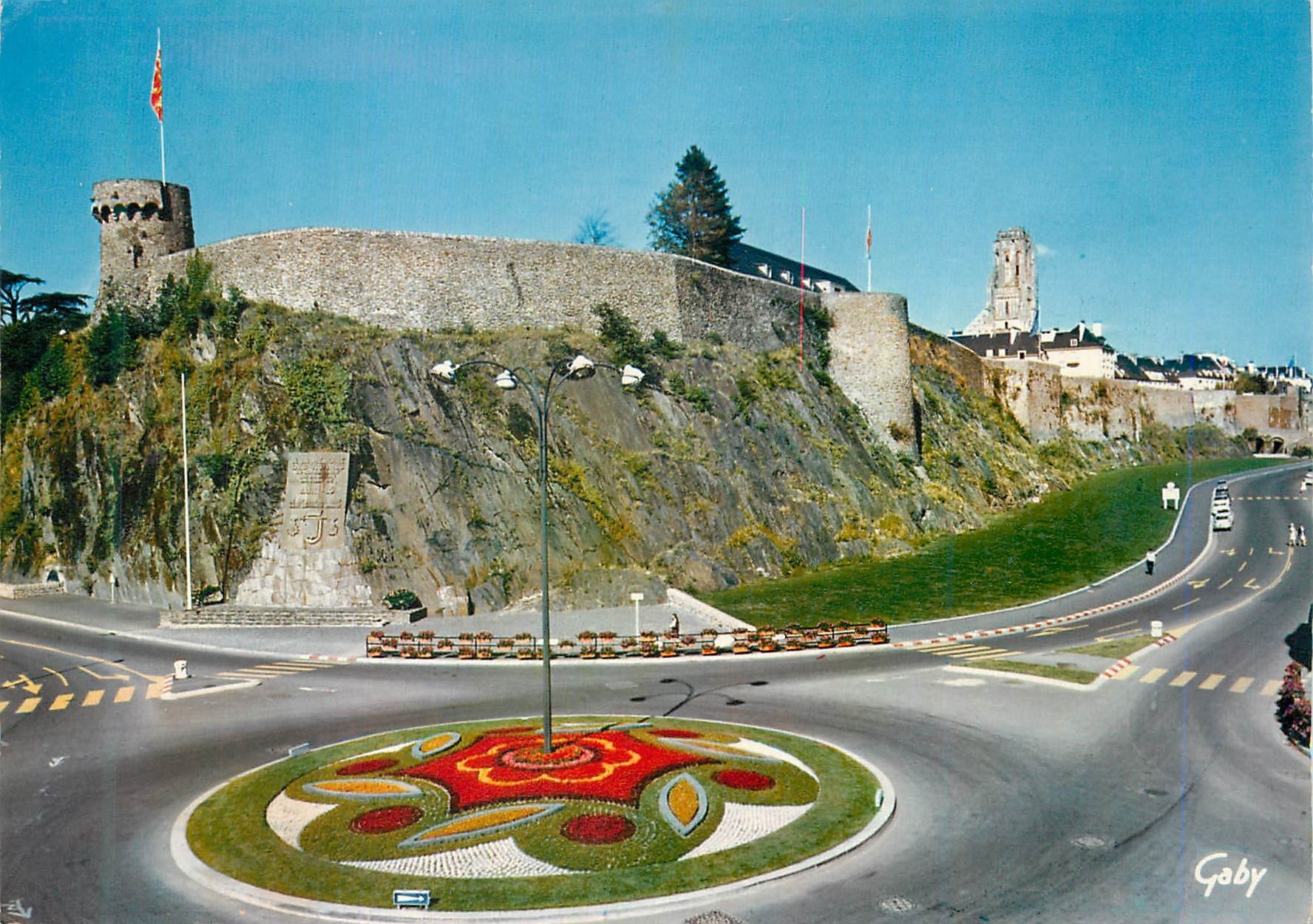 CPM Saint Lo (Manche) Rond Point du 6 Juin 1944 Les Remparts