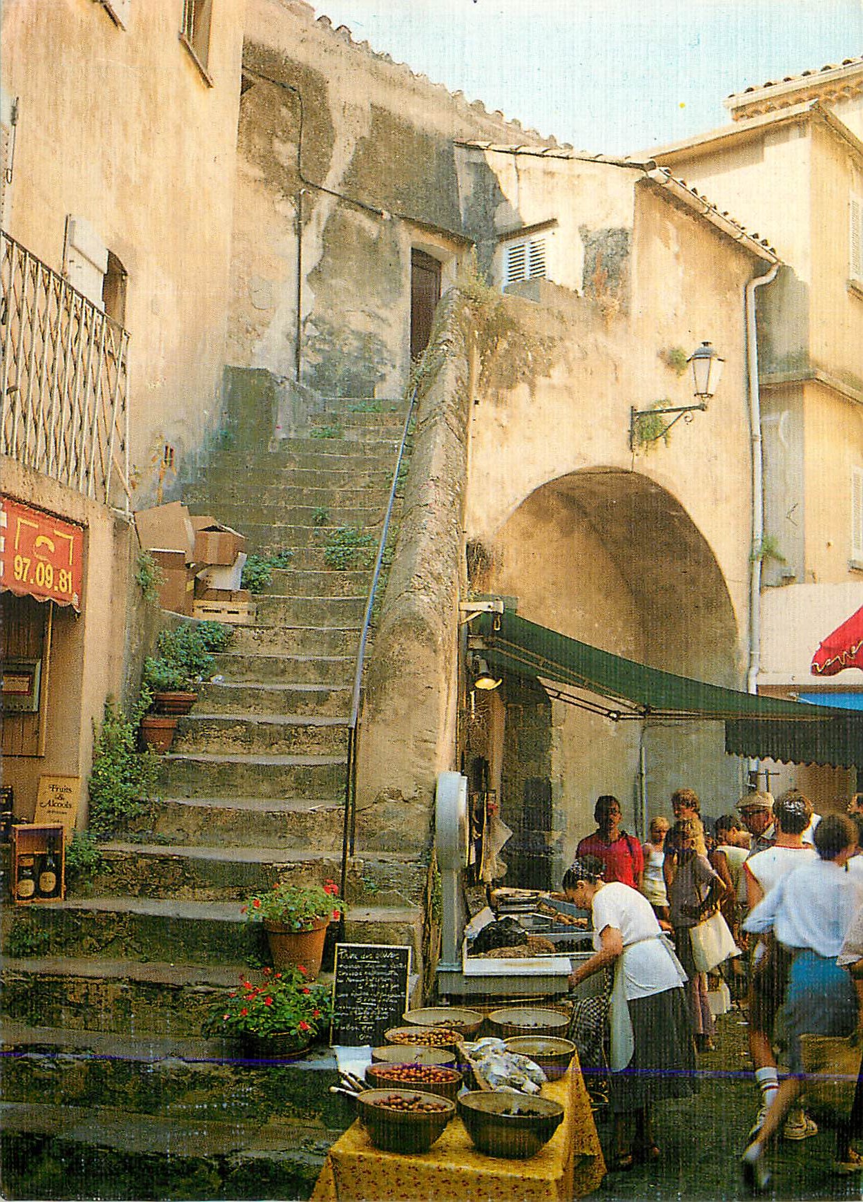 CPM Saint Tropez La Place aux Herbes Le Marche aux Poissons