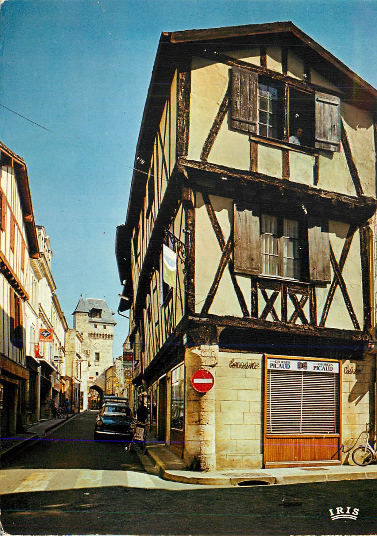 CPM St Jean d'Angely (Charente Maritime) Maison du XVe et la Tour de l'Horloge