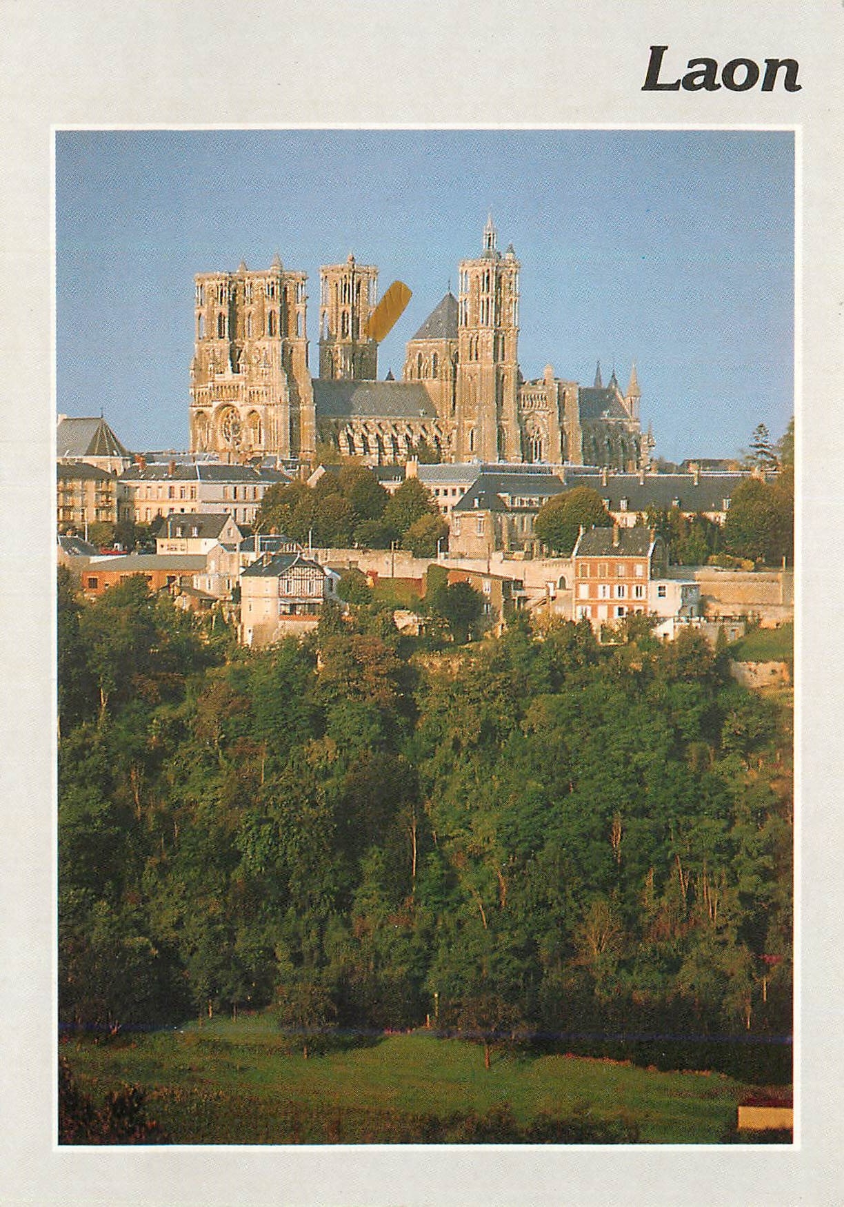 Laon — Cathédrale vue du plateau Saint-Vincent — Editions et Impressions Combier / Mâcon, n° C3 02408-0-0013