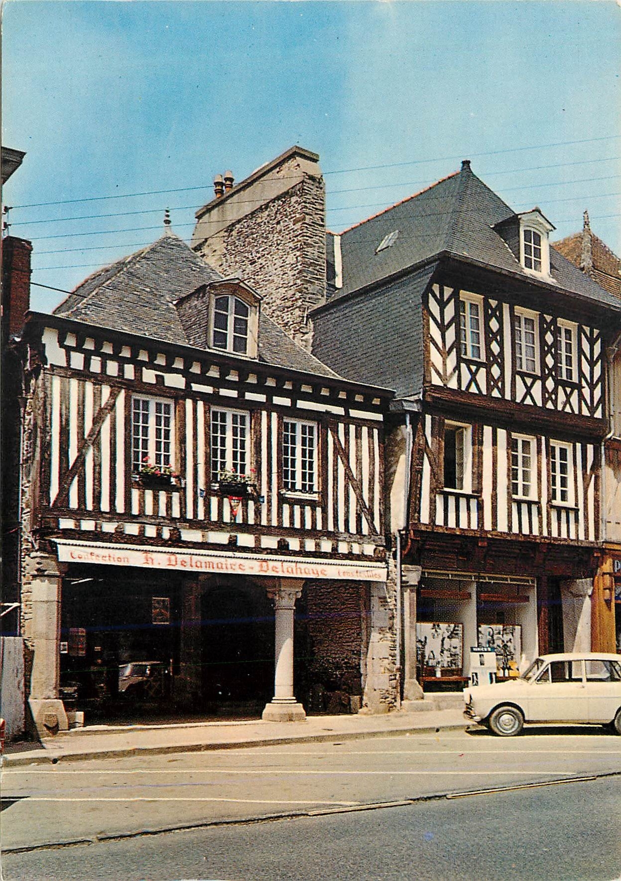 CPM Dol de Bretagne (I et V) Grand Rue Maison de la Croix Verte
