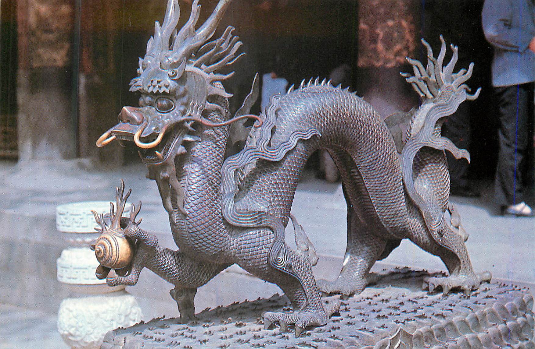 Dragon en bronze — devant le Palais de Chu Xiu — Berlin 1988