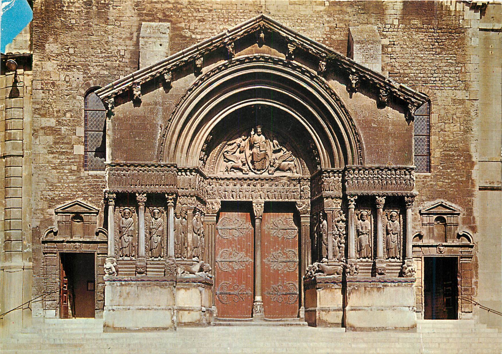 CPM Arles Sur Rhone (B du Rh) Portail de l'Eglise Saint Trophime