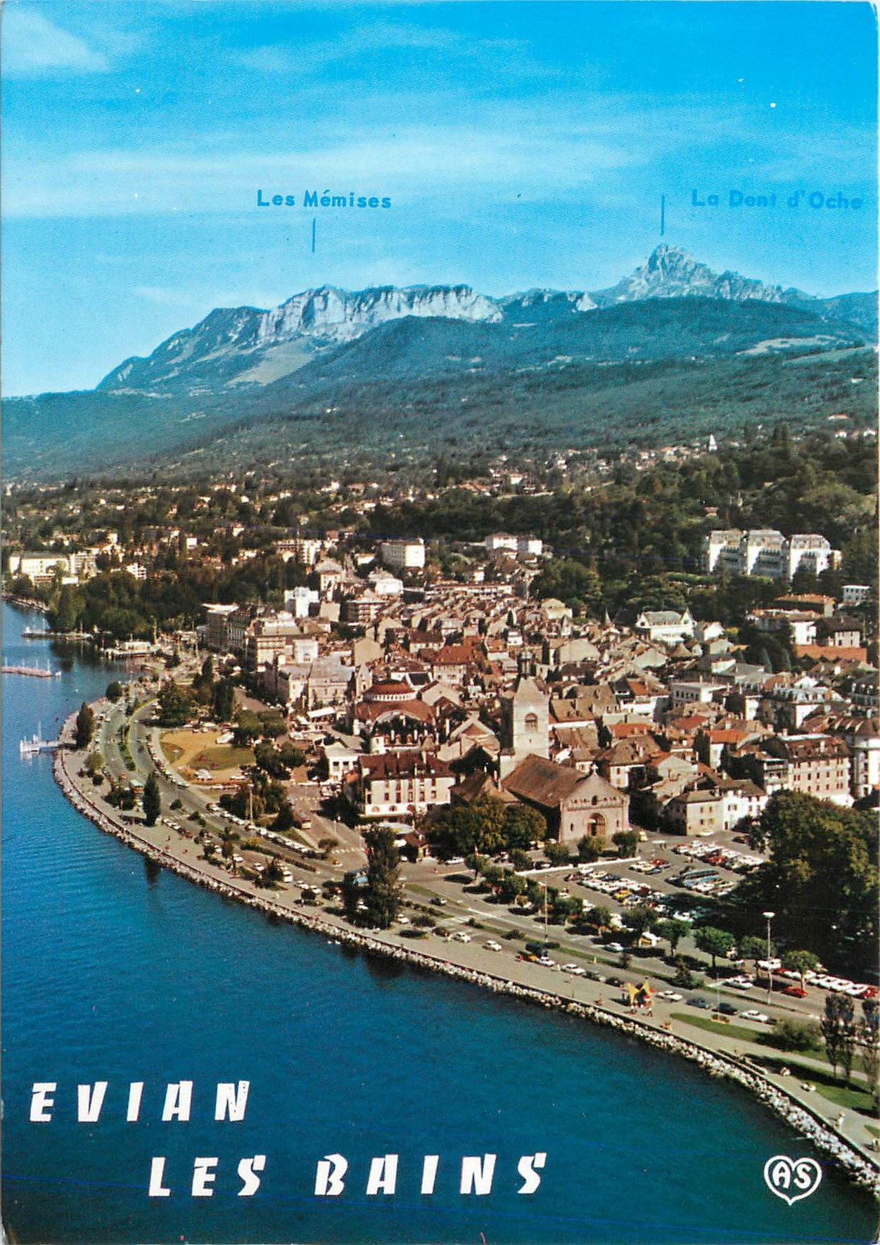 CPM Evian Les Bains Vue d'Ensemble de la Station Au Fond L'Hotel Royal Les Memises