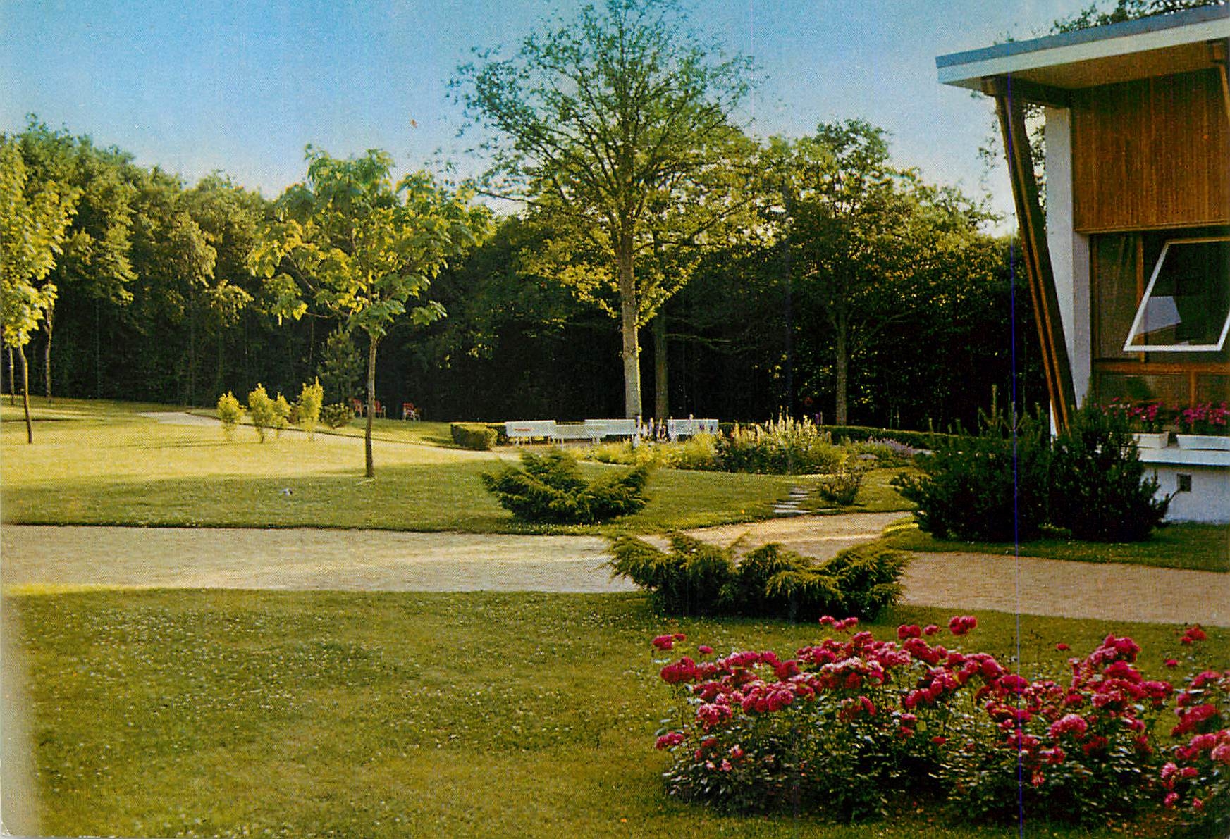 Jardin et bâtiment moderne — Clinique Cardiologique 'La Maison Blanche' — Vernouillet-Dreux (28)