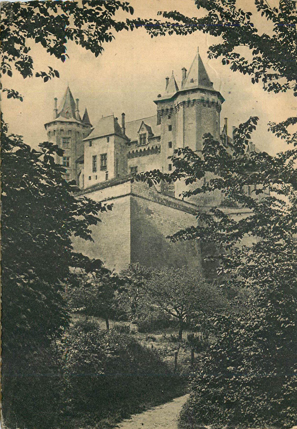 CPM Saumur (M et L) Le Chateau Saumur Construit avec l'Abbaye en 950