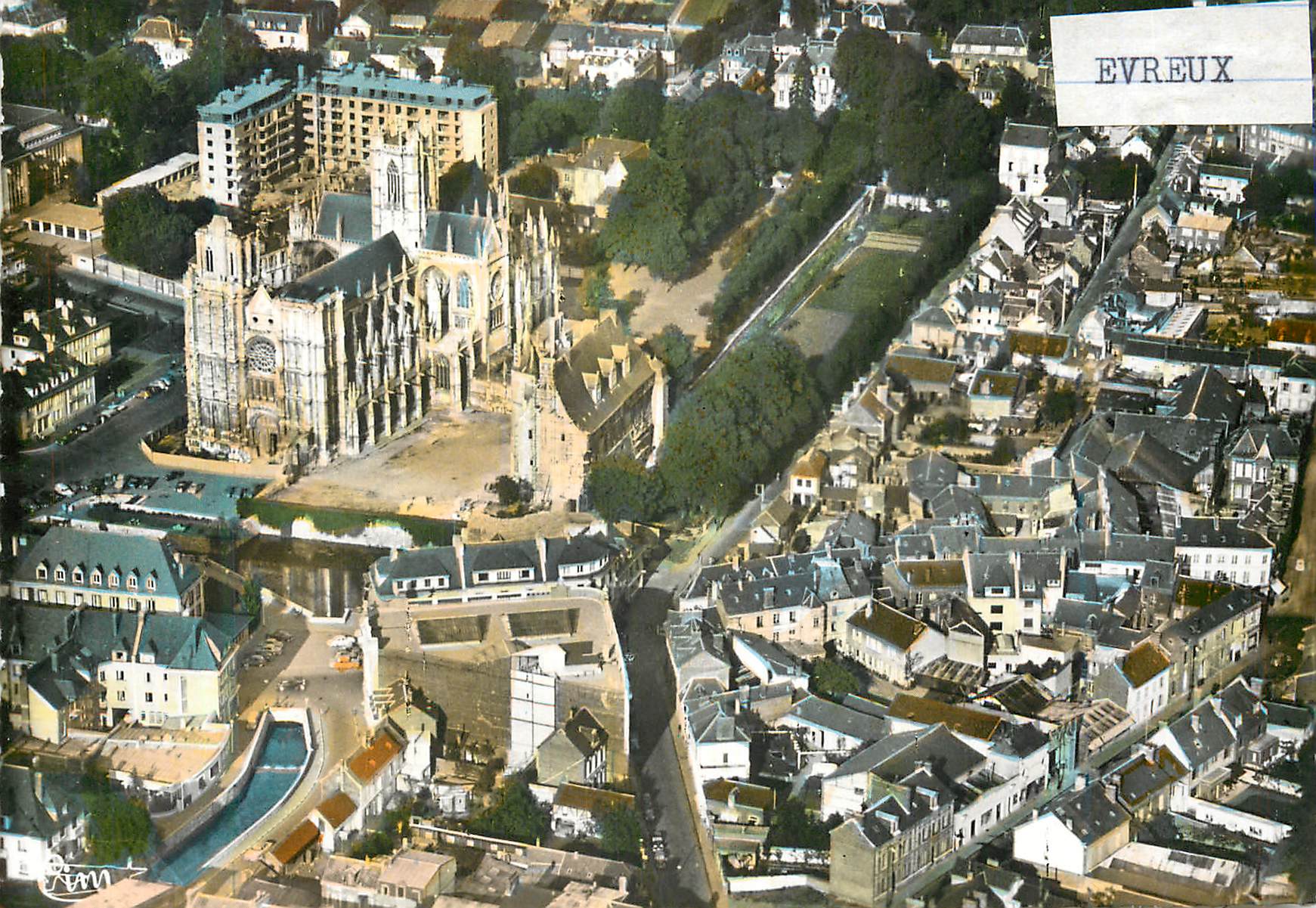 CPM Evreux (Eure) La Cathedrale L'Ancien Eveche Les Jardins vue Aerienne
