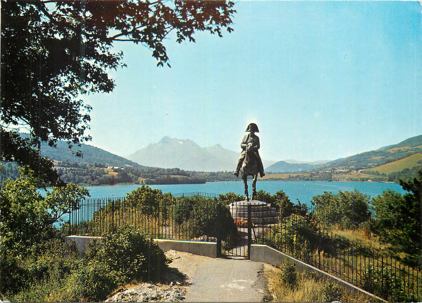 CPM Route Napoleon Laffrey (alt 910m) le Monument de Napoleon le Lac et au fond l'Obiou (2793m) Napoleon 1er