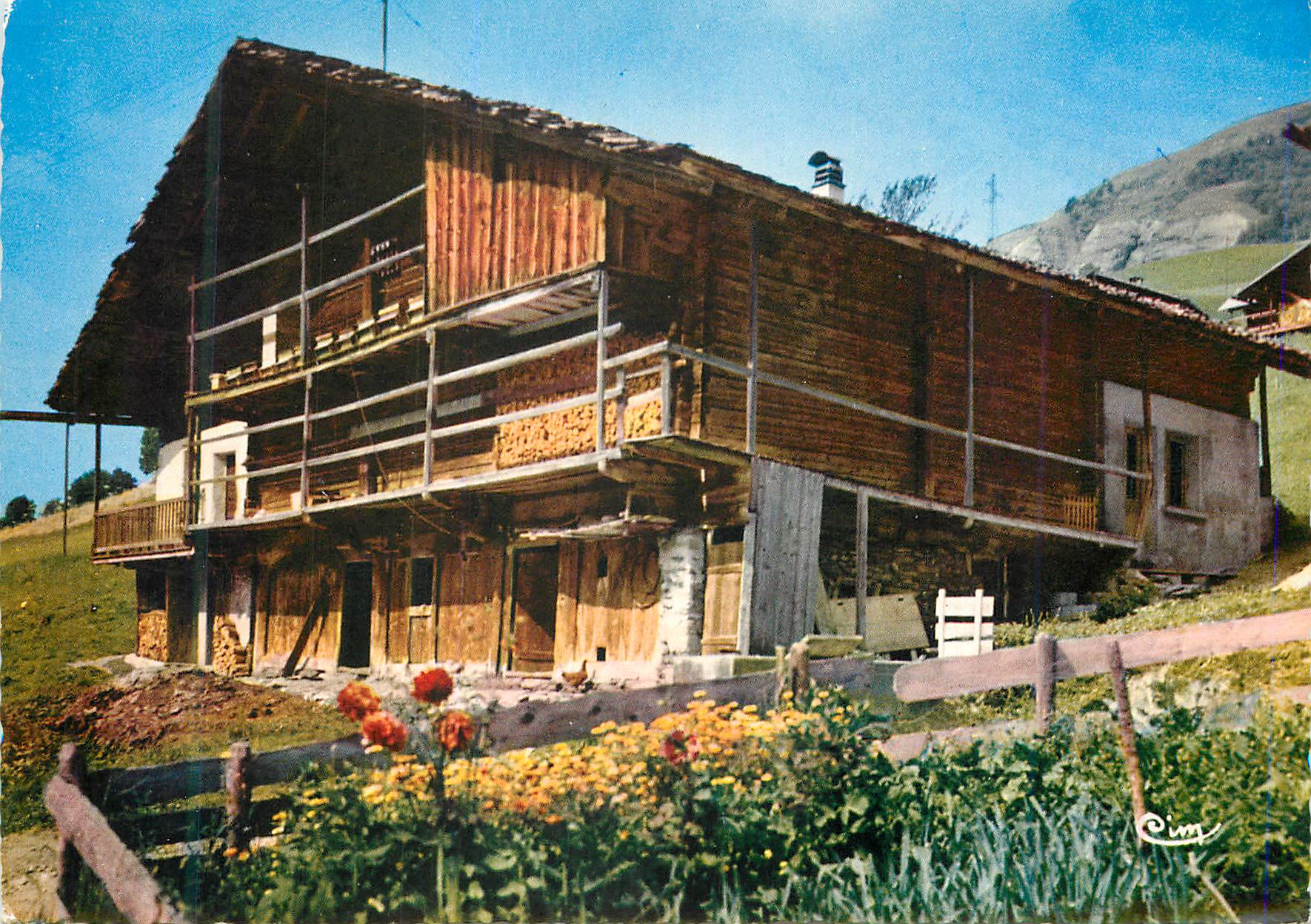 CPM Les Alpes Francaises en Couleurs Naturelles Un Vieux Chalet de Montagne