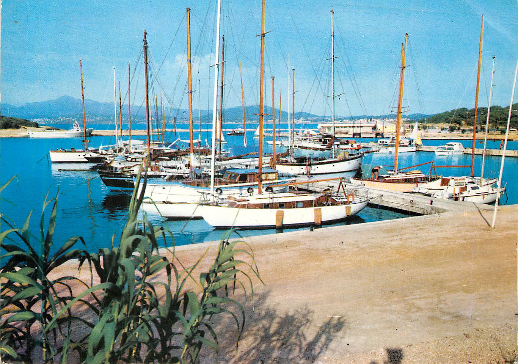 CPM Les Iles de Reve Le Port des Embiers Bateaux