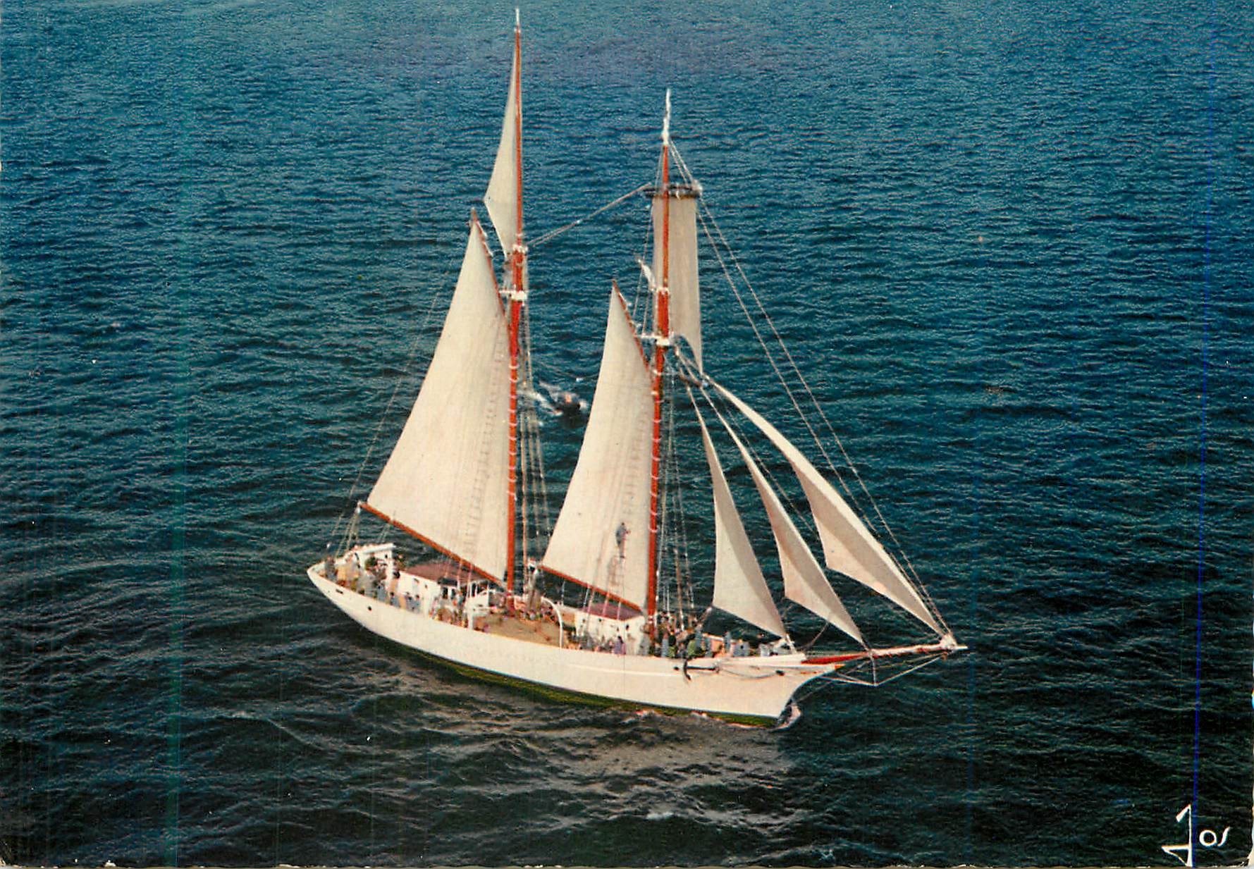 CPM La Bretagne en Couleurs Goelette Toute Voile sur L'Ocean Bateau