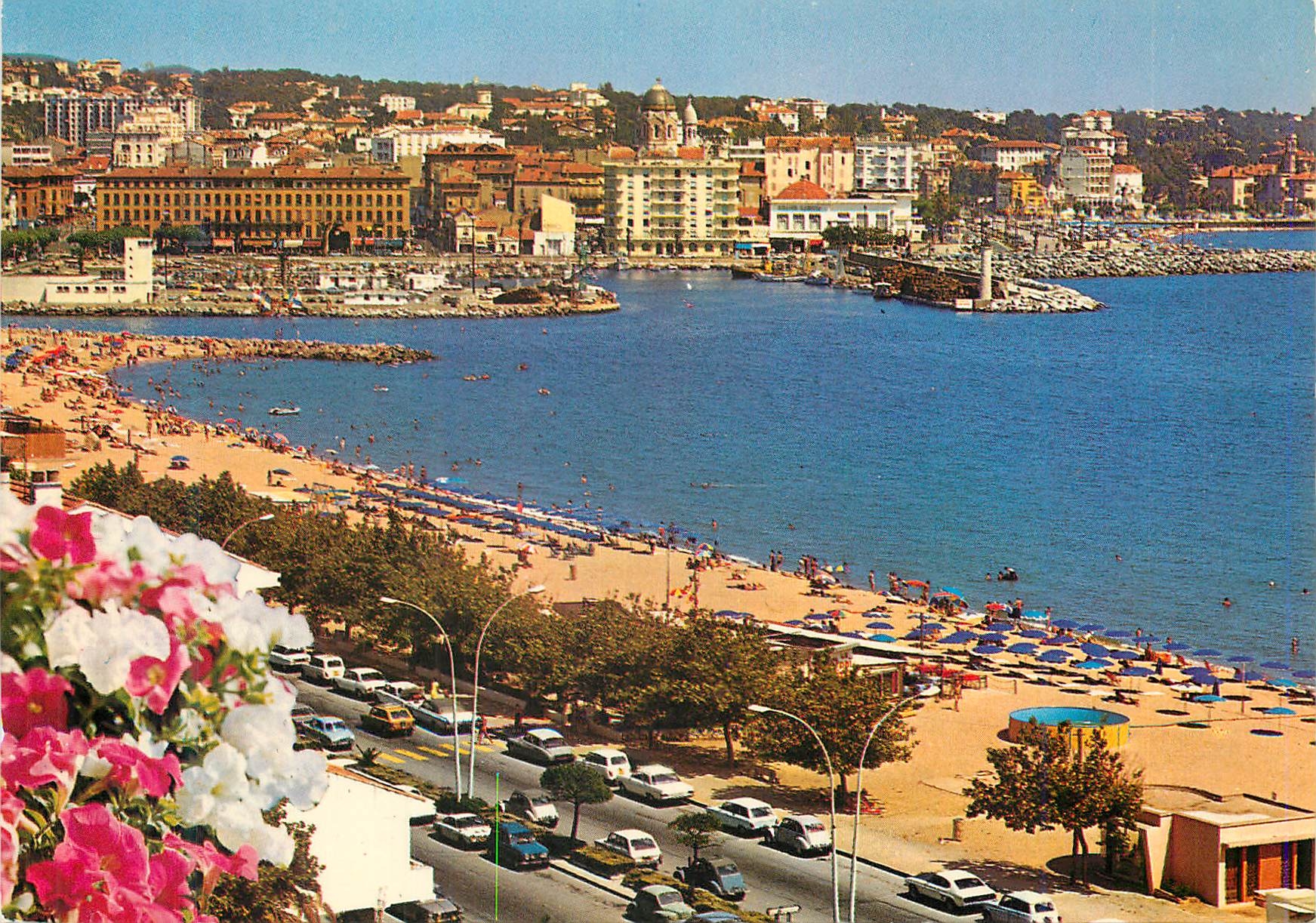 CPM Saint Raphael vue Generale l'Entree du Port la Plage