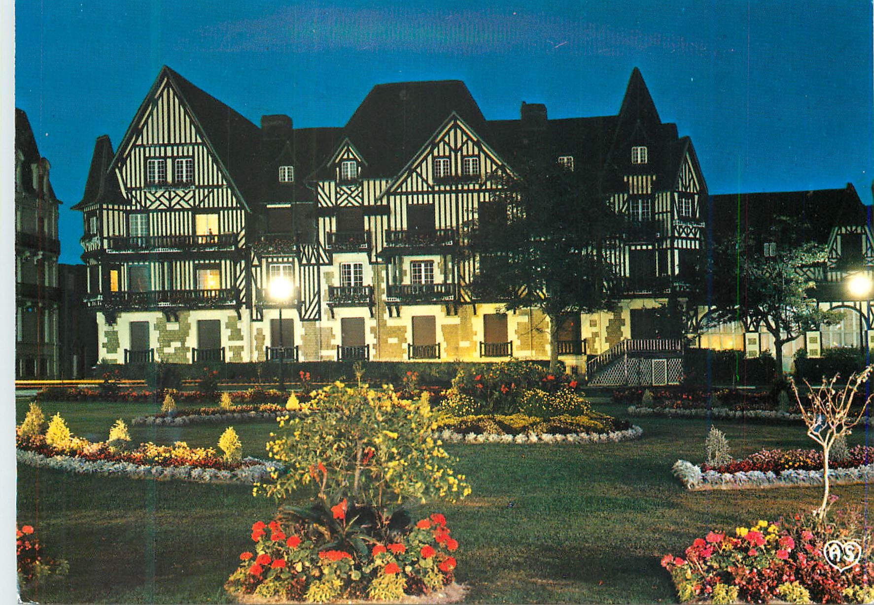 CPM la Cote Fleurie Cabourg (Calvados) la Plage des Fleurs le Normandie Hotel et les Jardins