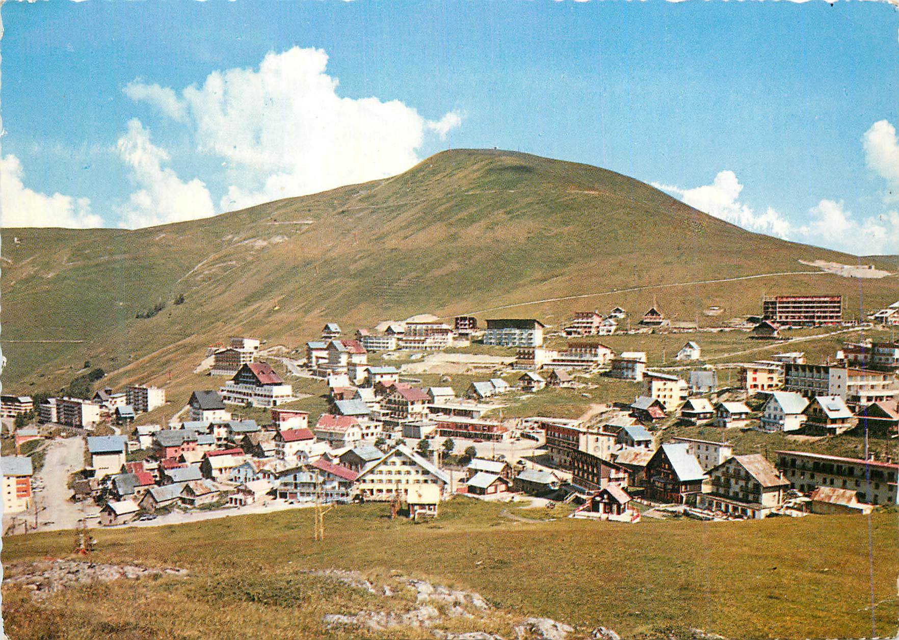 L'Alpe d'Huez (Isère) — Vue d'ensemble de la Station, et le Signal d'Huez — Éditions JANGOL, n°104