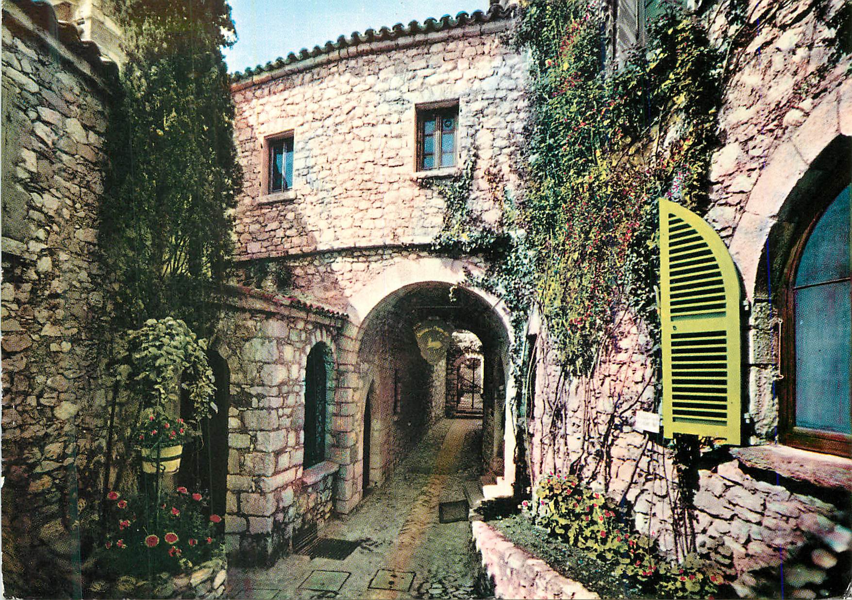 CPM Eze Village Cote d'Azur le Vieux Puits et le Chateau de la Chevre d'Or