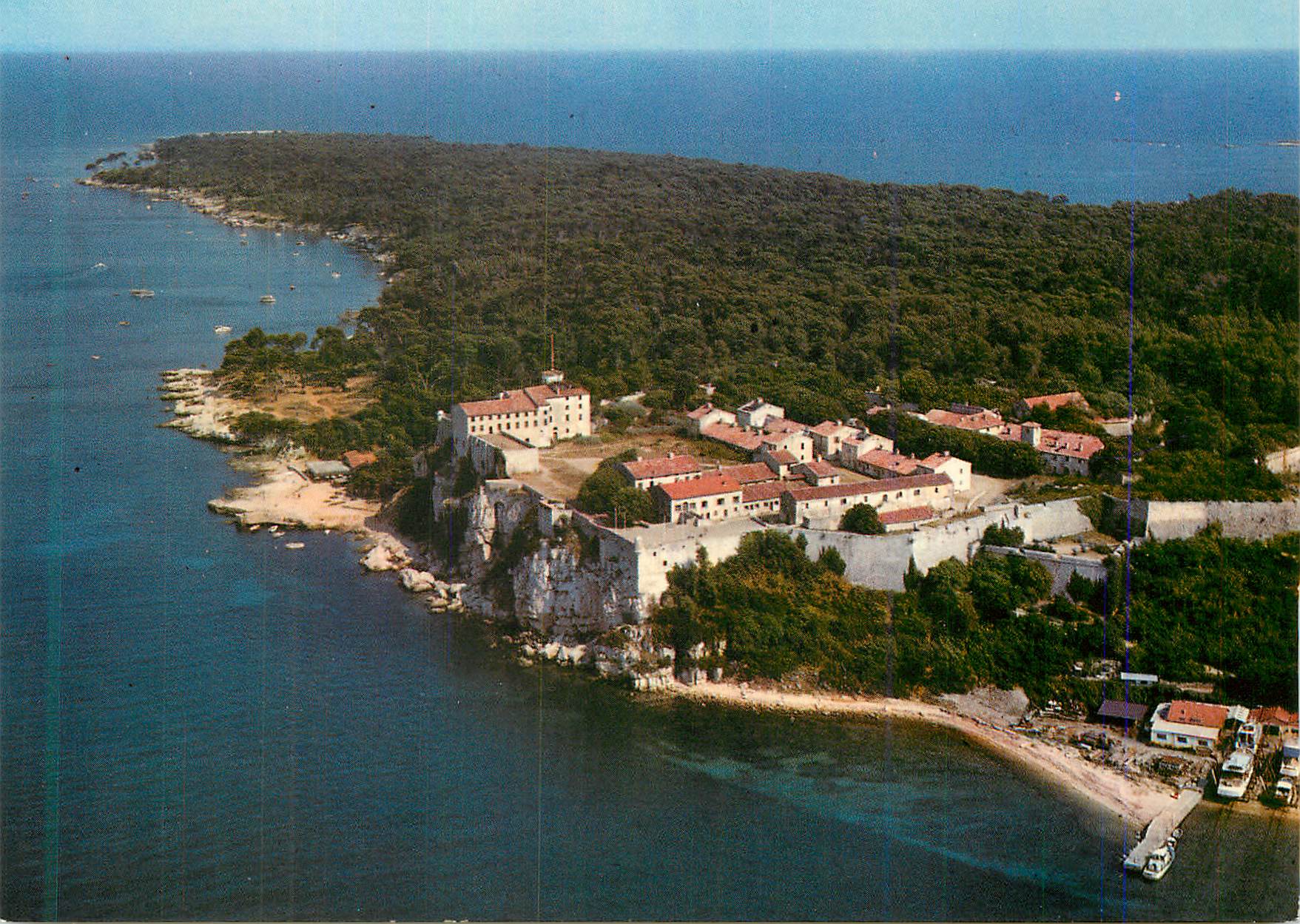 CPM Ile de Lerins L Ile Sainte Marguerite Au premier plan la prison du Masque de Fer 