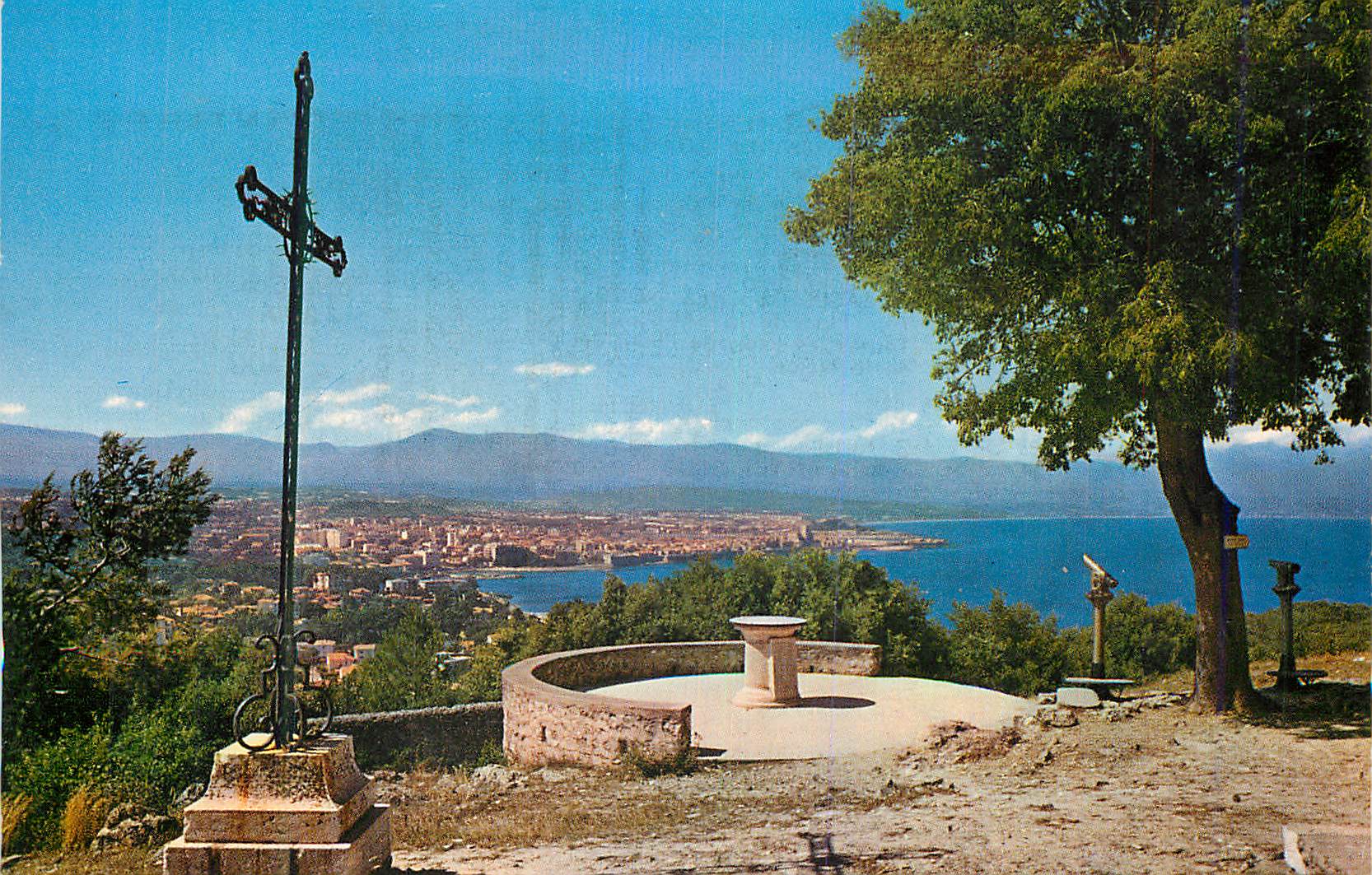 CPM Antibes AM La table d orientation de la Garoupe Au fond la chaine des Alpes 