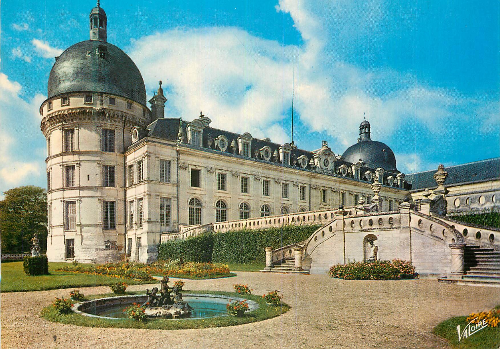CPM Valencay Indre Le chateau La tour et la facade sud vues des jardins 