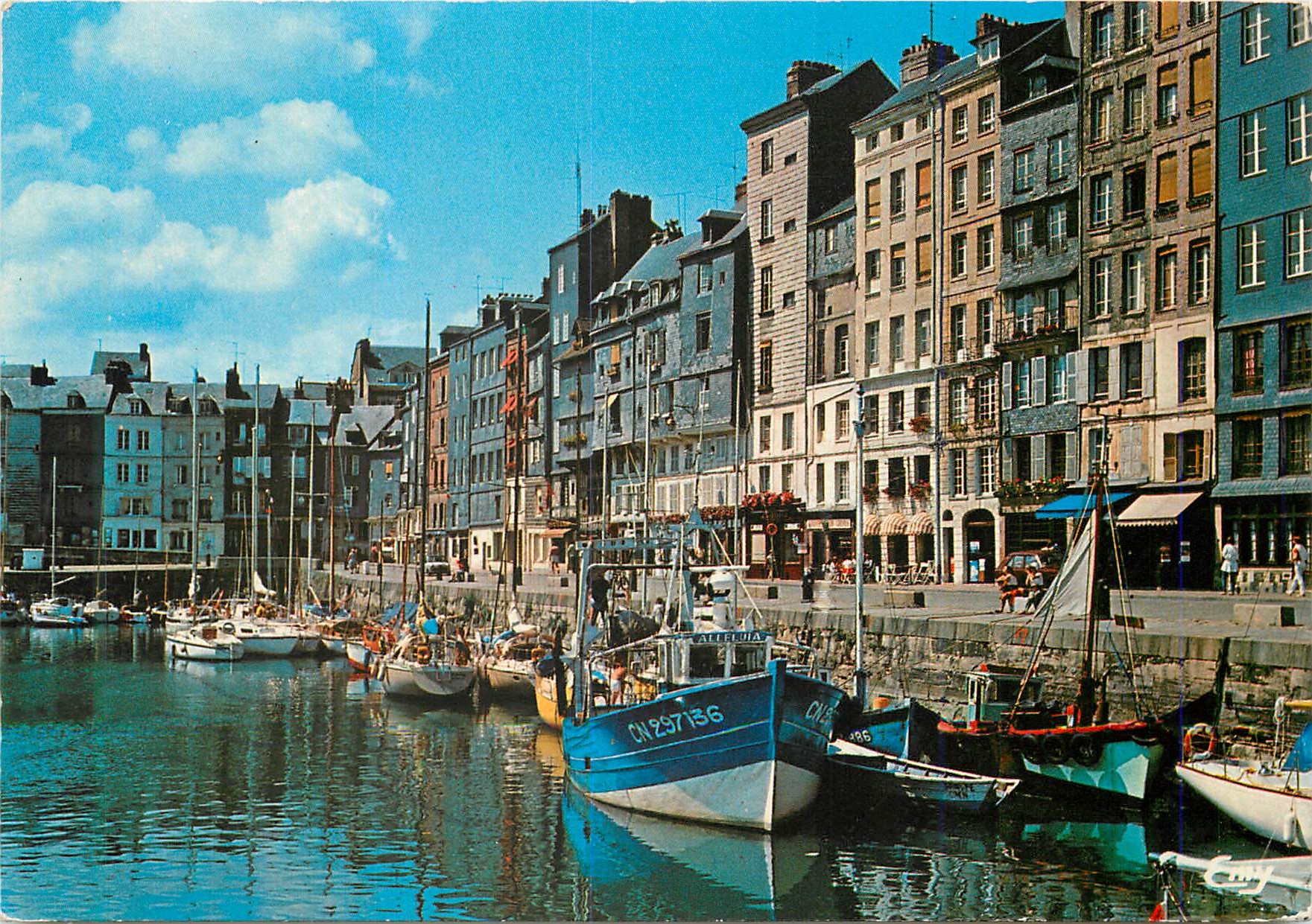 Honfleur — Le vieux bassin et les façades typiques du quai Sainte-Catherine — Éditions Normandes de Goubey