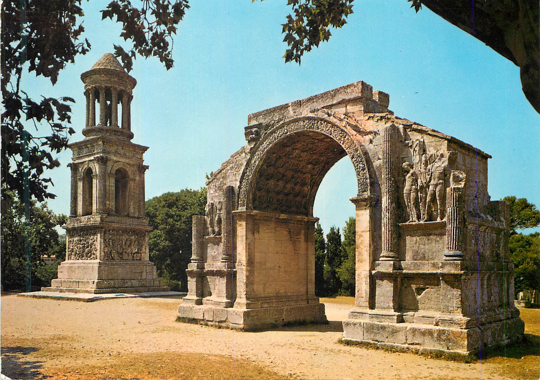 CPM Saint Remy de Provence Glanum Les Antiques Mausolee des Jules et Porte monumentale de Glanum 