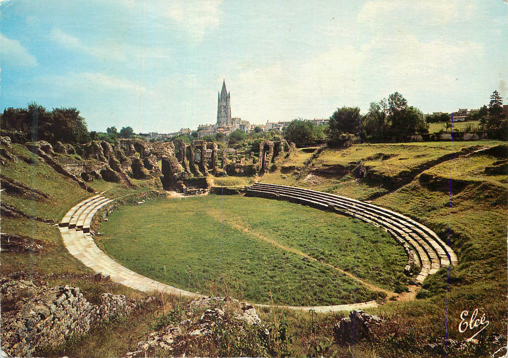 CPM Saintes Les Arenes Gallo Romaines au fond L Eglise St Eutrope 