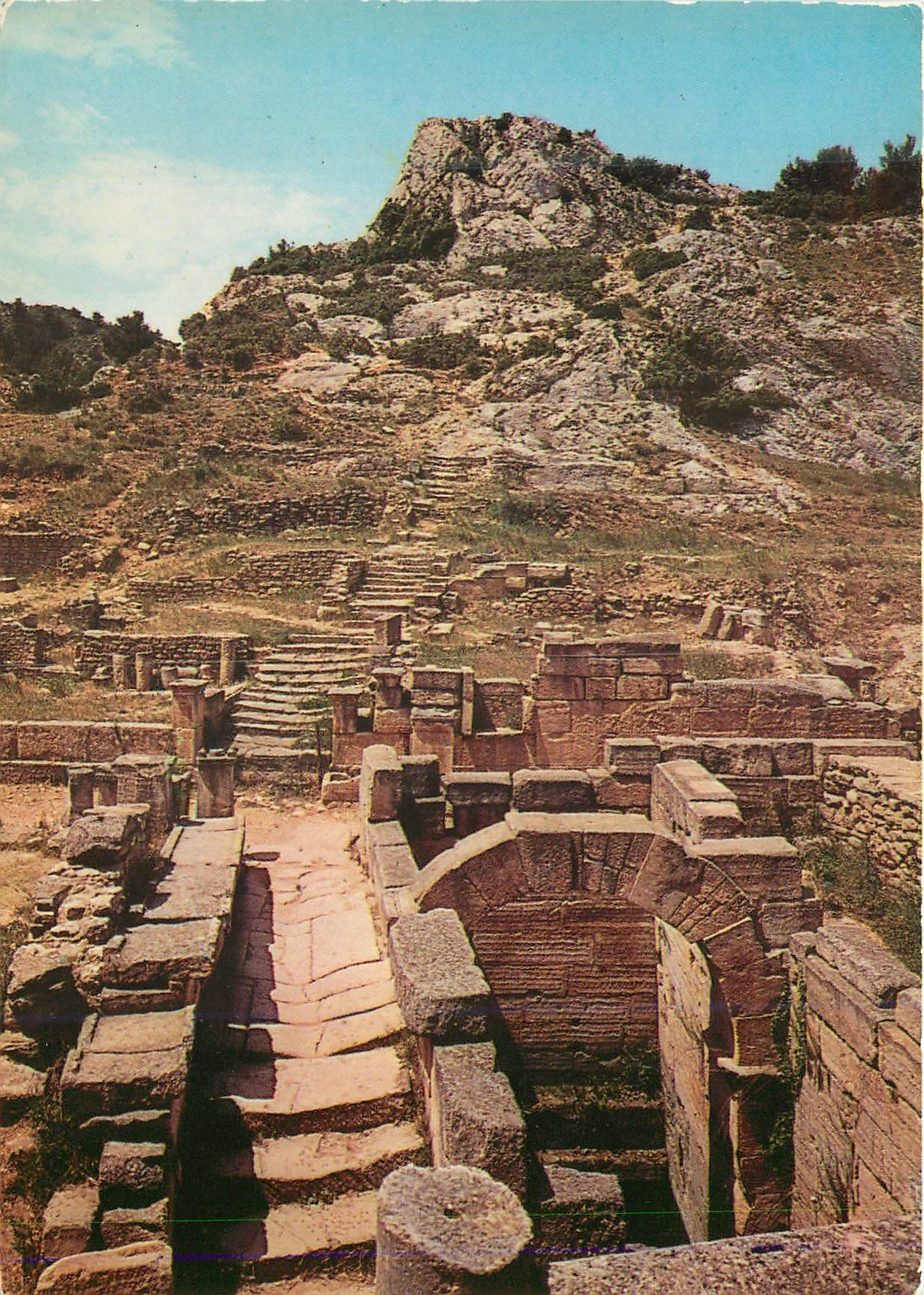 CPM Saint Remy de Provence Glanum Au premier plan Le Nymphee sur la colline escalier conduisant au sanctuaire primitif 