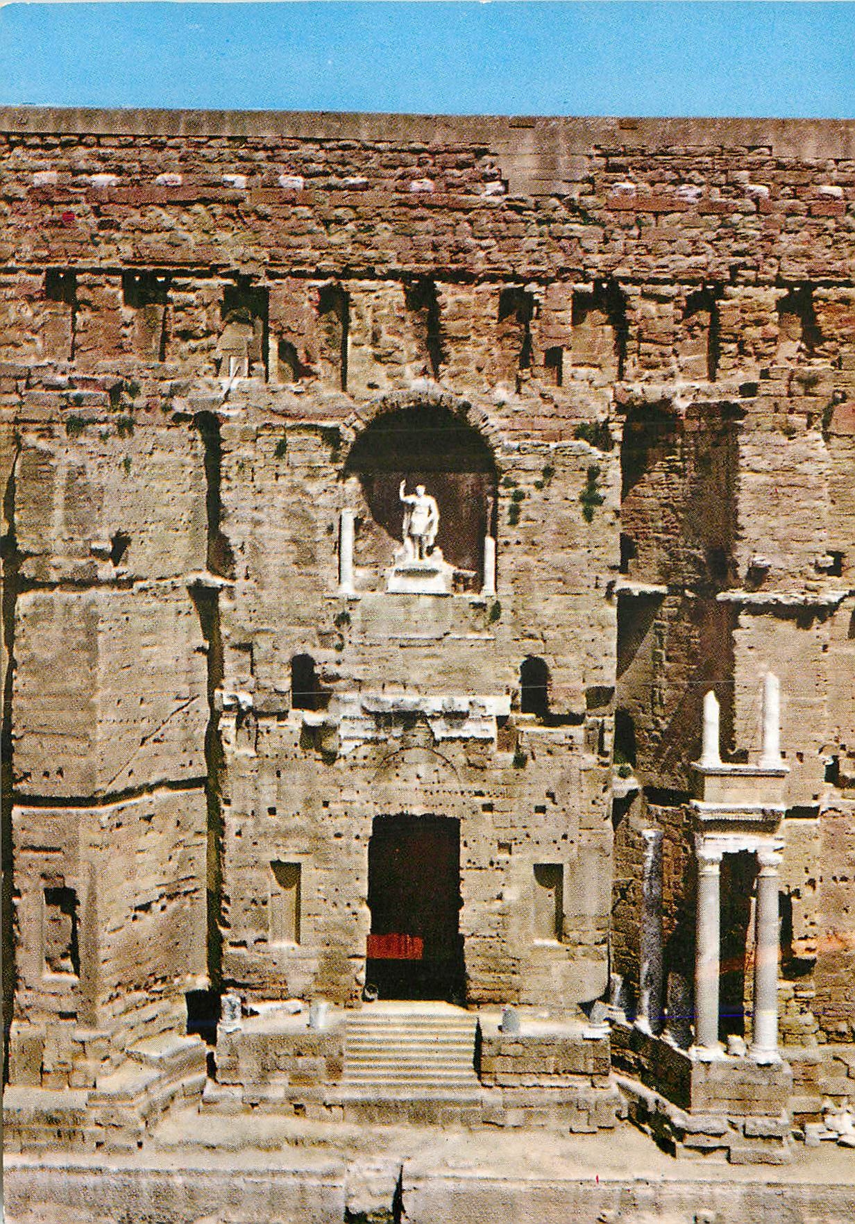 CPM Orange Vaucluse Interieur du Theatre Antique le grand Mur et statue de l Empereur Auguste 
