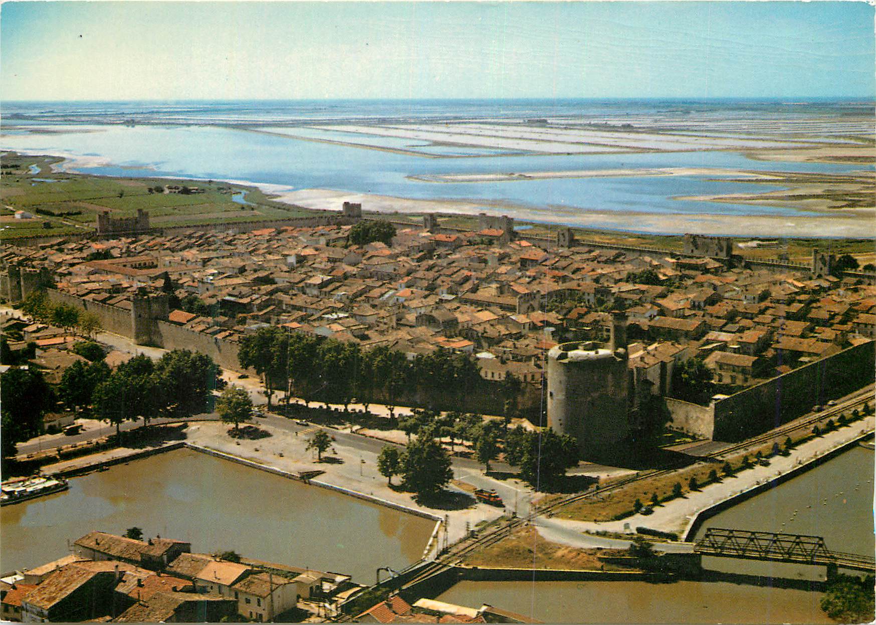 Aigues-Mortes (Gard) — 'La Ville de Saint Louis' — Editions Magenta