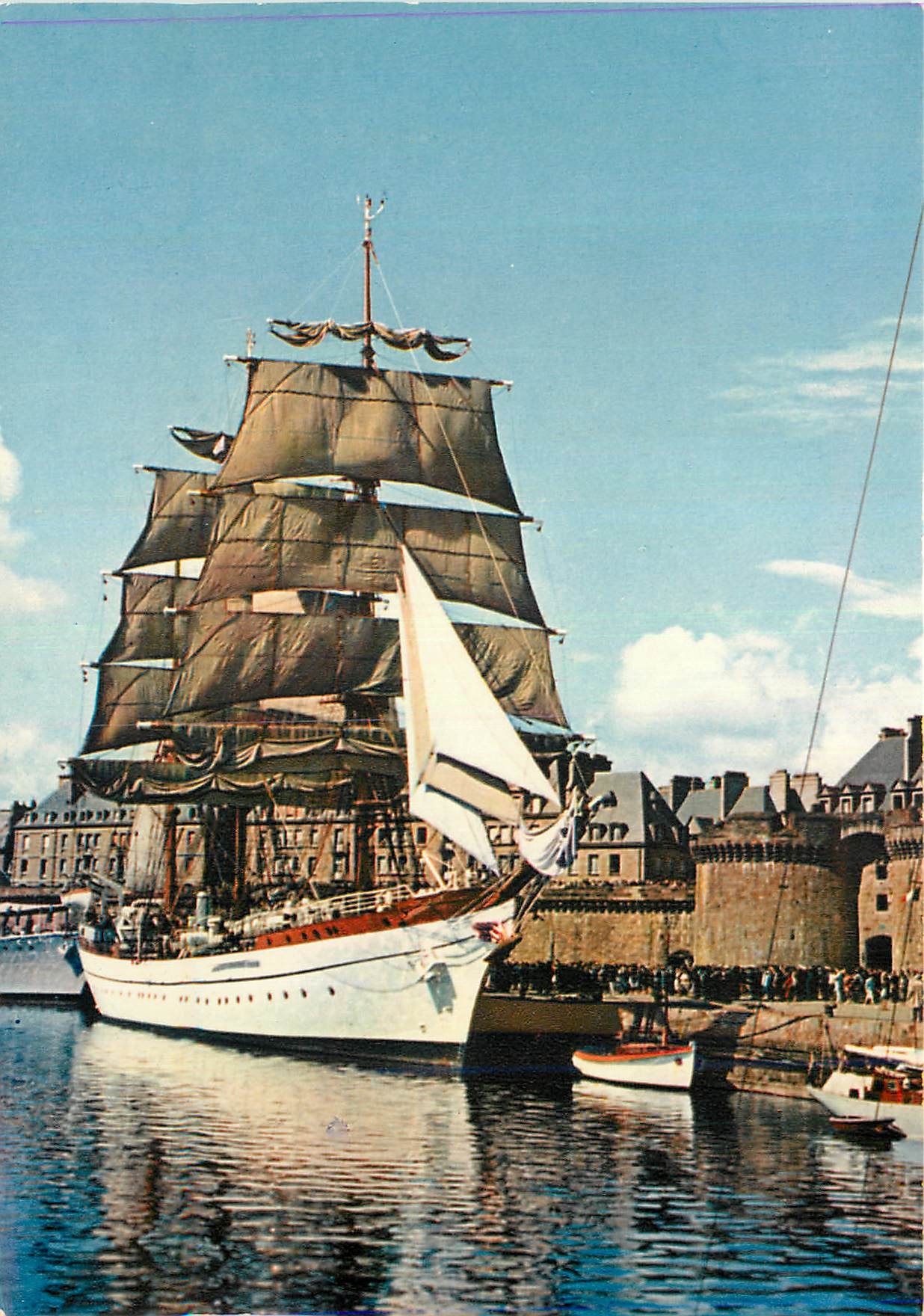 CPM Saint Malo I et V Grand voilier dns le bassin devant les remparts Bateau