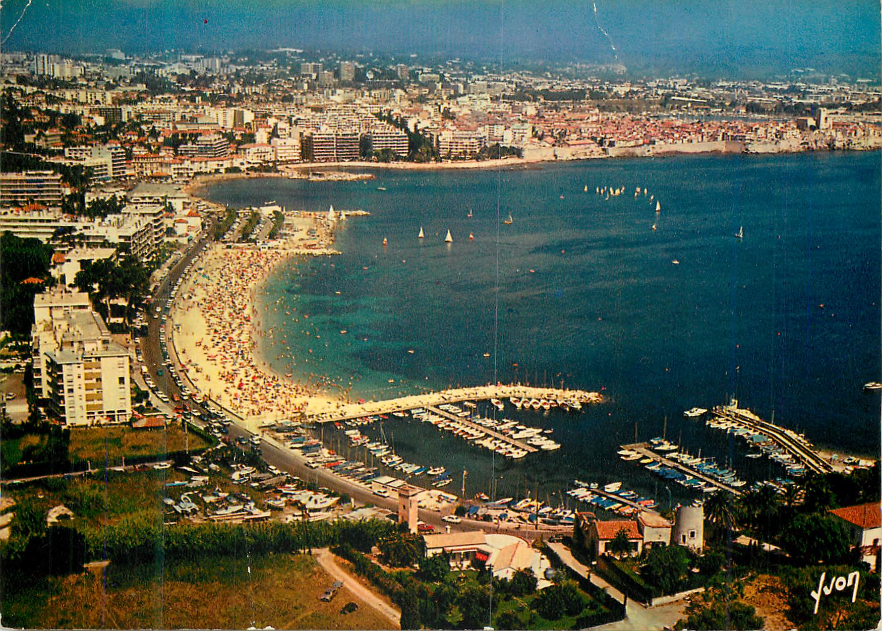 CPM Antibes Alpes Maritimes Vue generale sur le petit Port plage de la Salise et le vieil Antibes