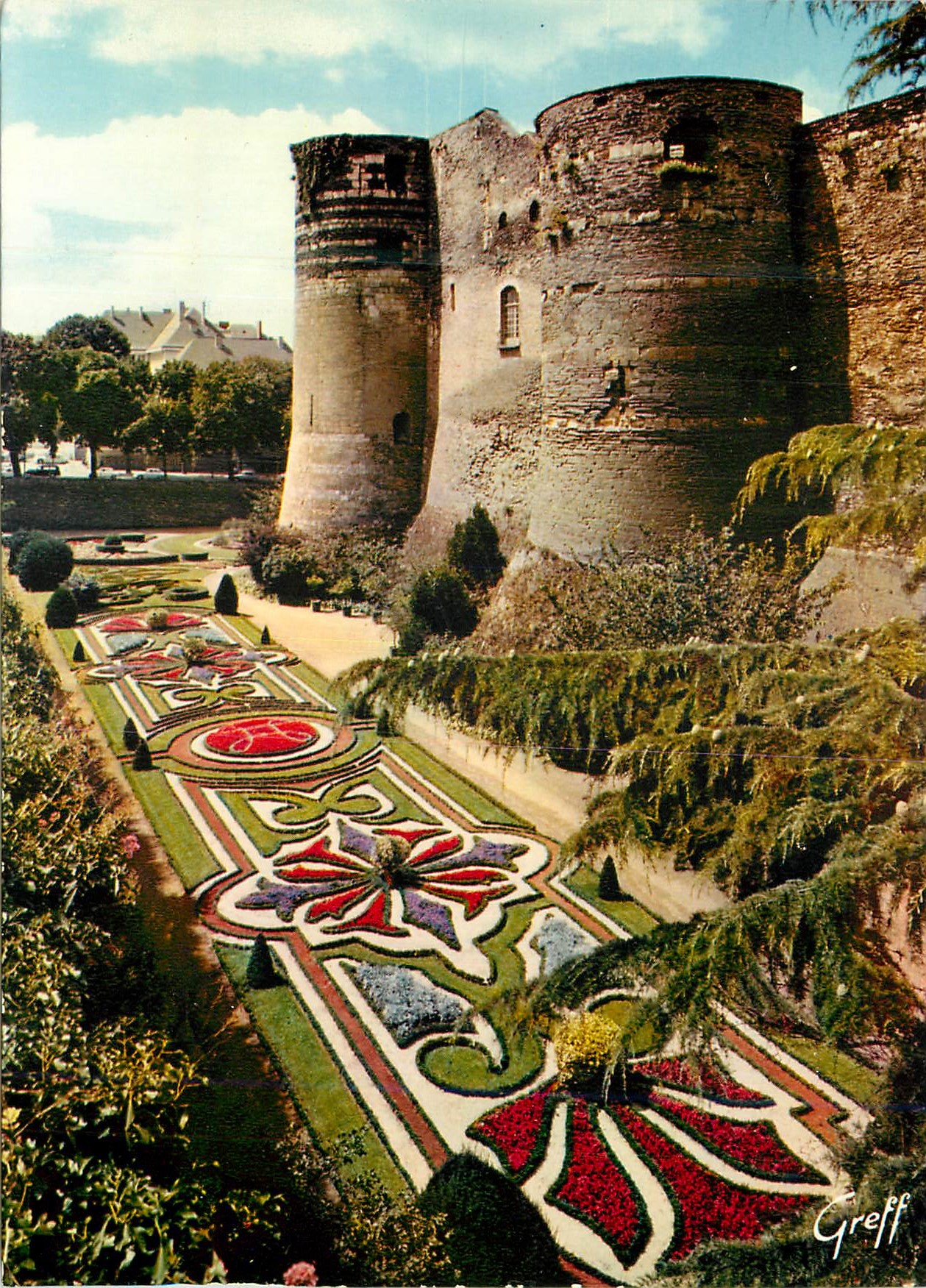 CPM Angers Maine et Loire Le chateau et les jardins 