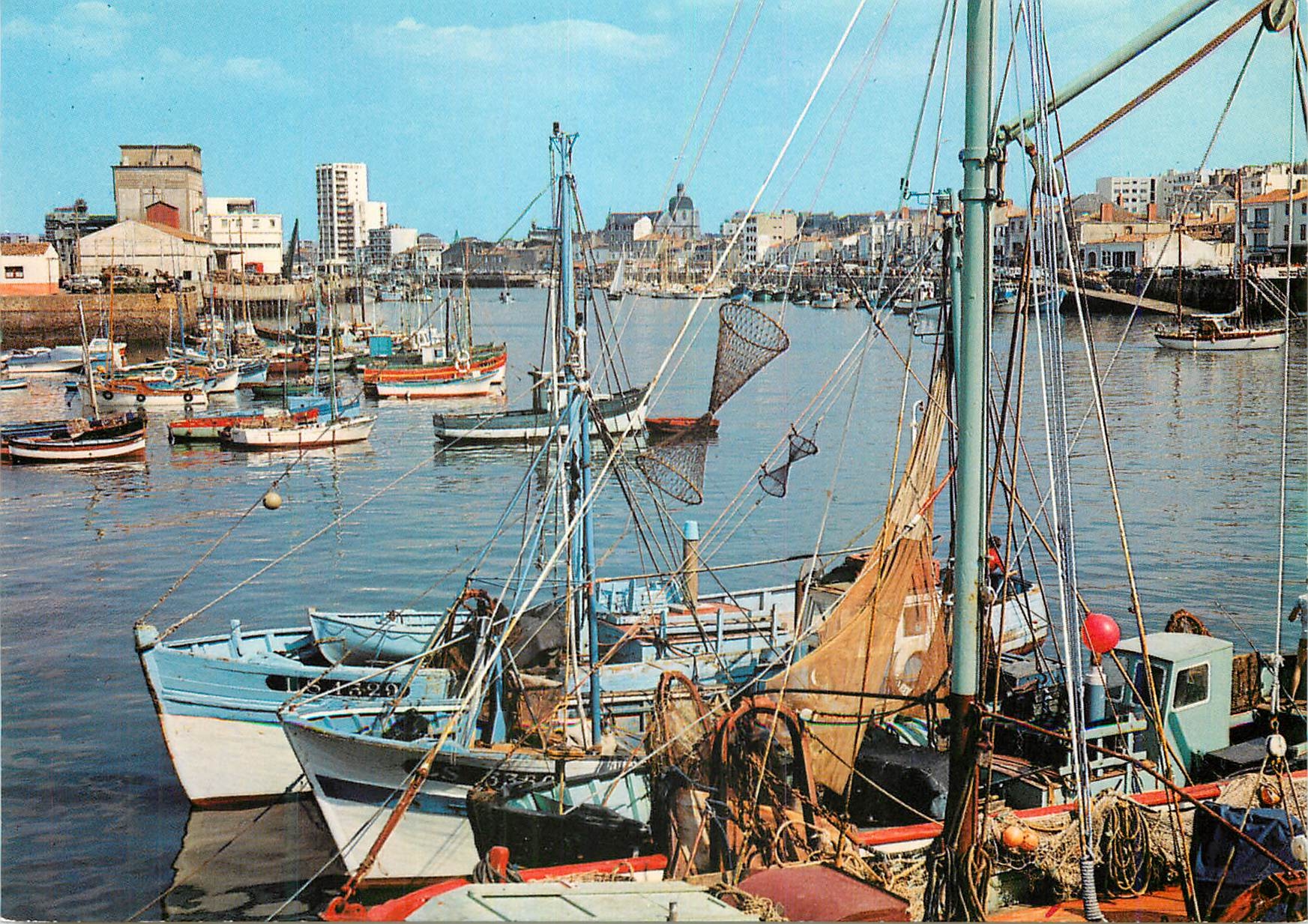 CPM Les Sables d Olonne Le Port vu de la Chaume Bateaux