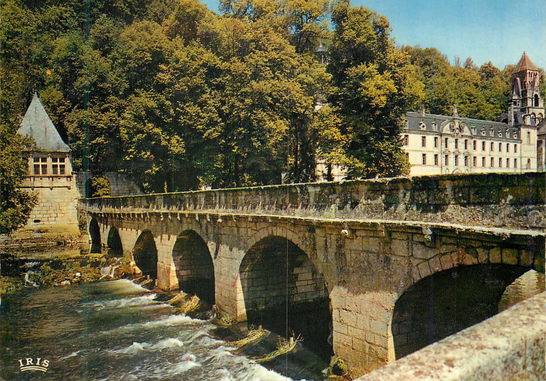CPM Brantome Dordogne Le Pont Coude sur la Dronne A droite l Ancienne Abbaye et le Clocher 