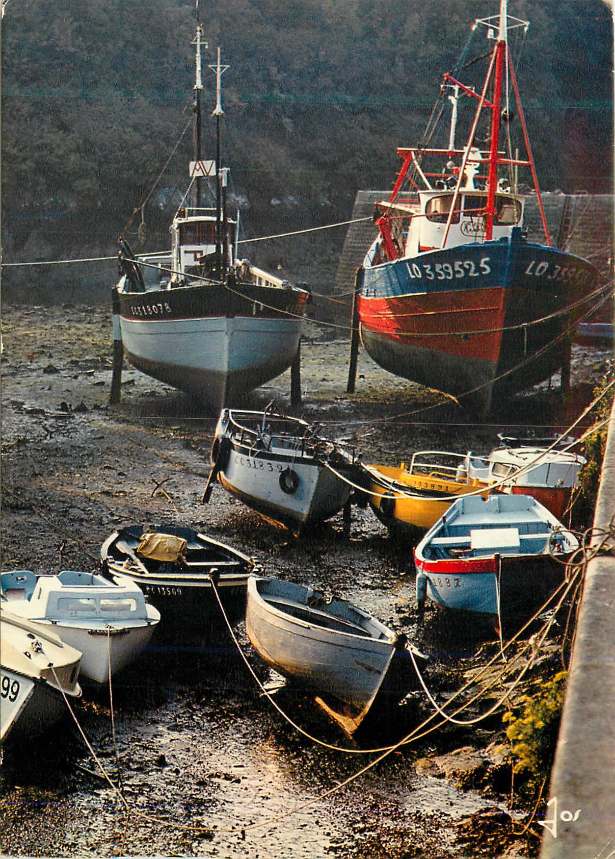CPM La Bretagne en couleurs Maree based a Brigneau Bateaux de peche