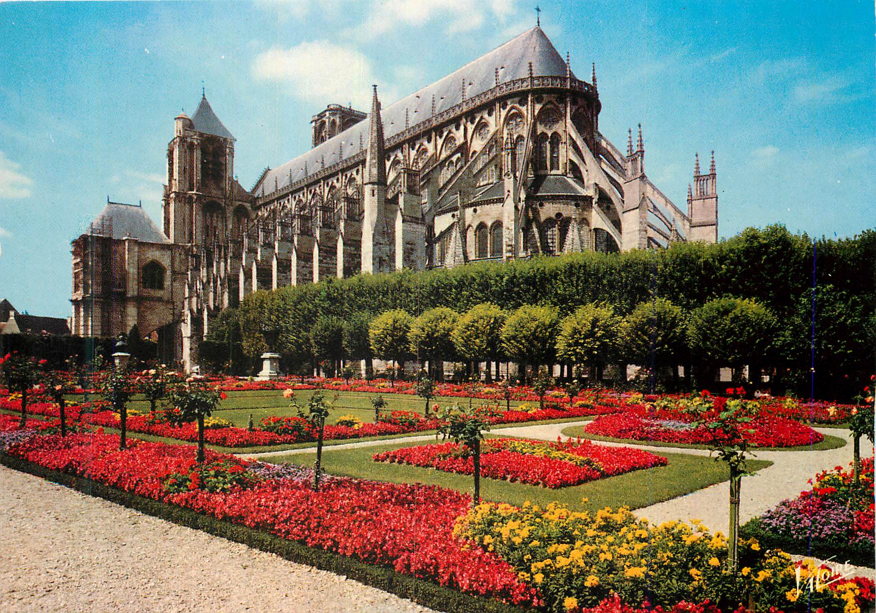 CPM Bourges Cher La Cathedrale Saint Etienne vue des jardins de l hotel de ville 