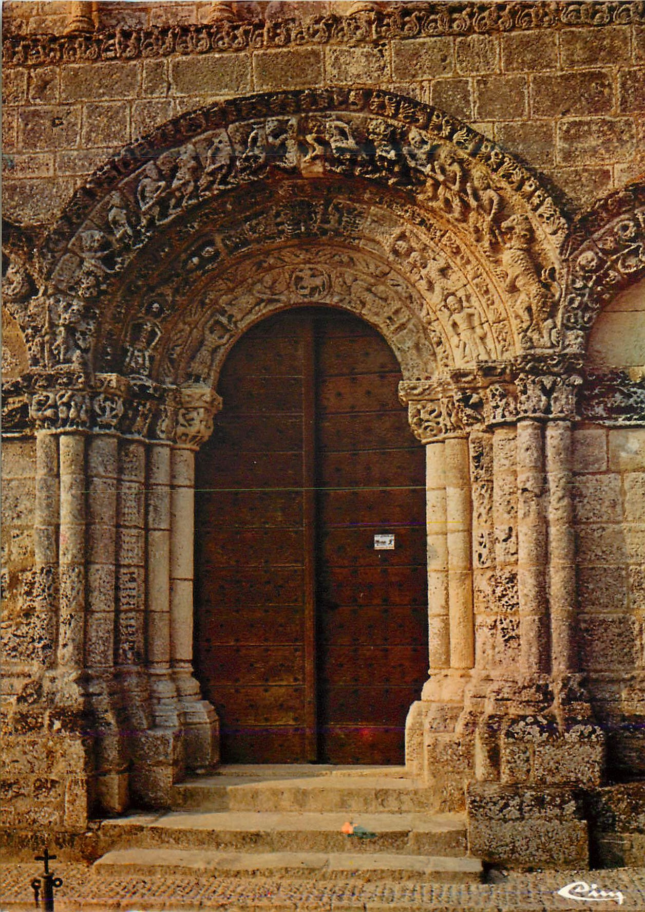 CPM Talmont sur Gironde Char Mar Le portail roman de l eglise 