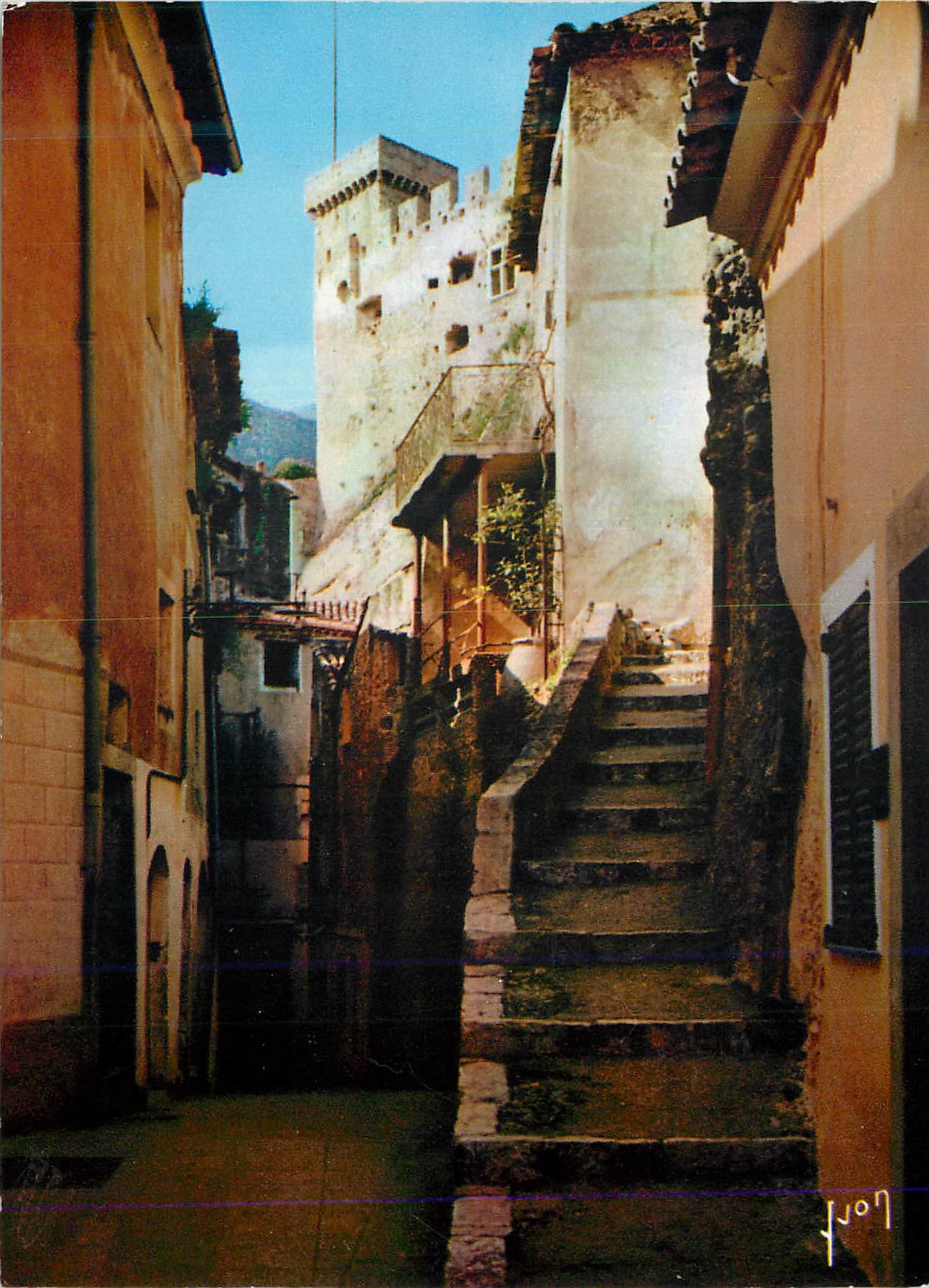 CPM Roquebrune Alpes Maritimes Le chateau vu d une vieille rue du village 