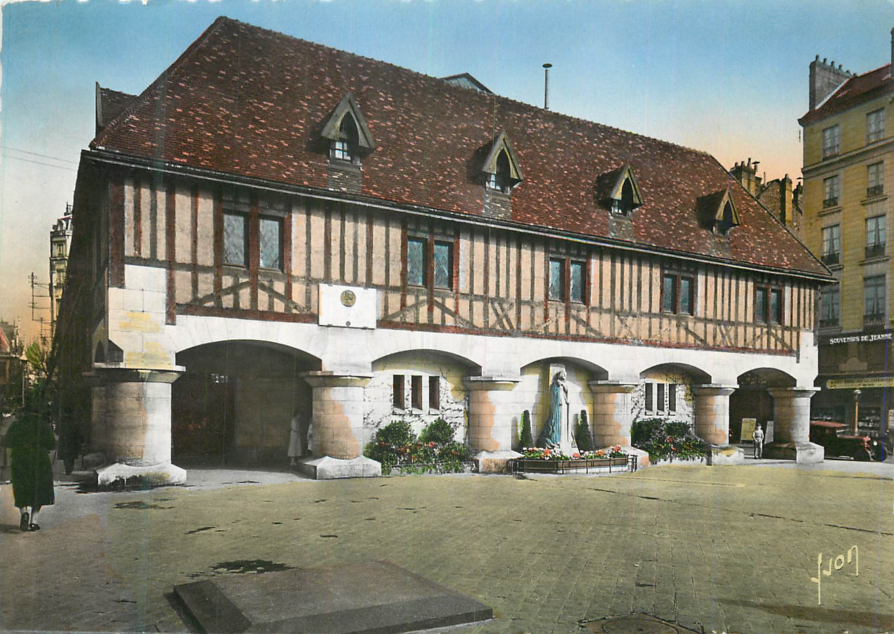 CPM Rouen Seine Inferieure Place du vieux marche Emplacement du bucher de Jeanne d Arc 