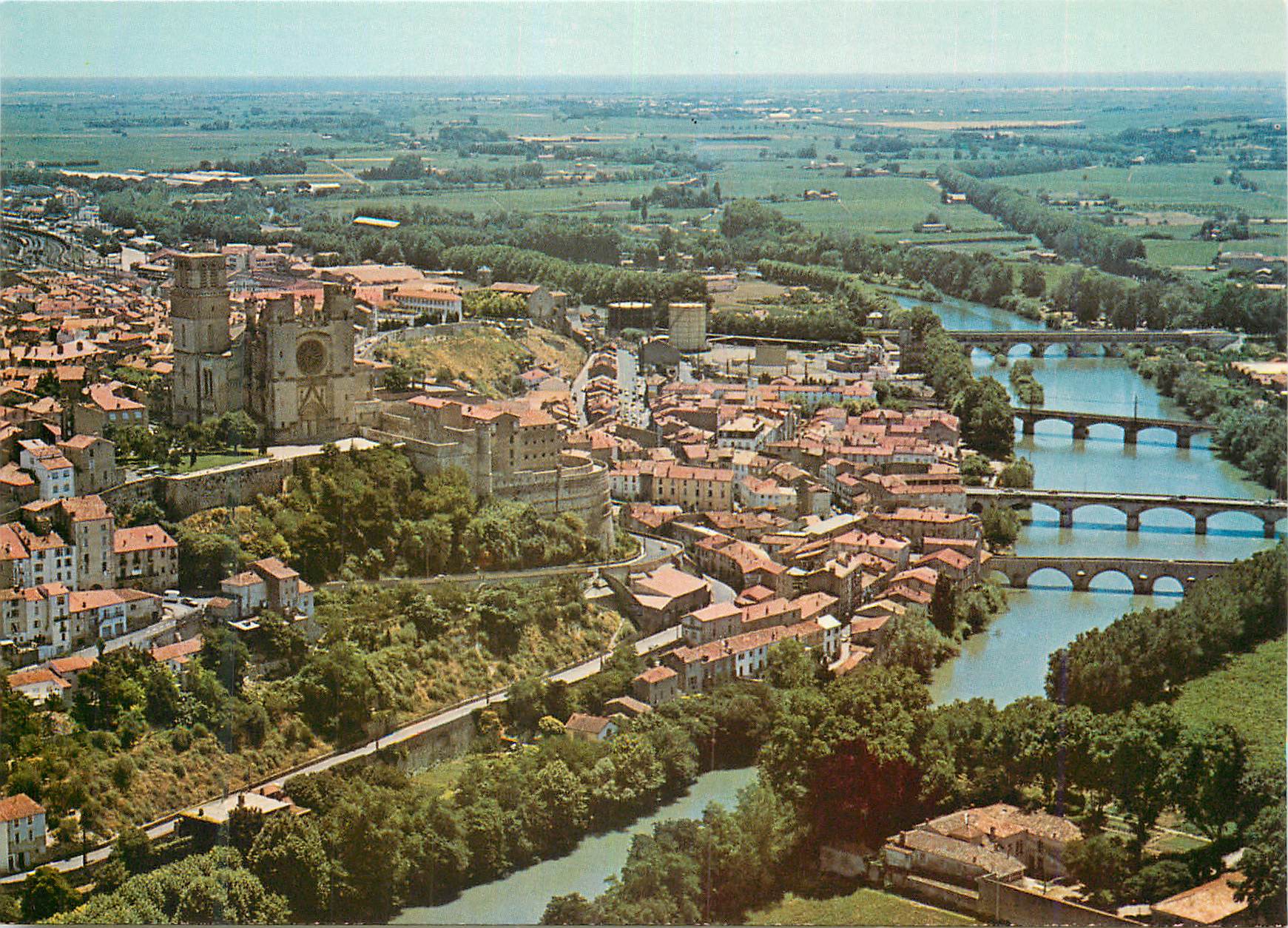 Beziers (Hérault) — Vue panoramique aérienne sur la ville, la cathédrale Saint-Nazaire et les ponts sur l'Orb — Société des Cartes Postales APA-POUX