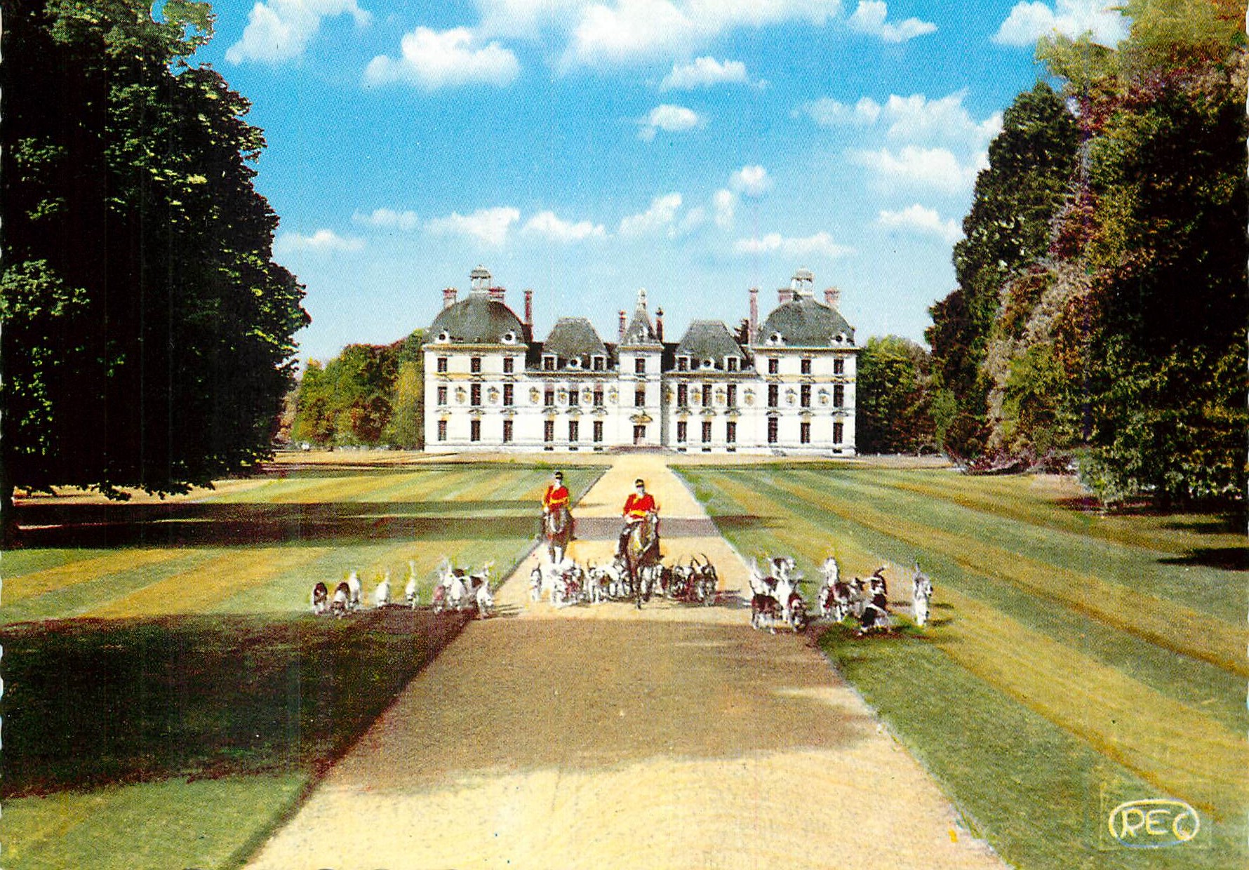 CPM Cheverny Loir et Cher Le Chateau Un depart a la Chasse  Chiens