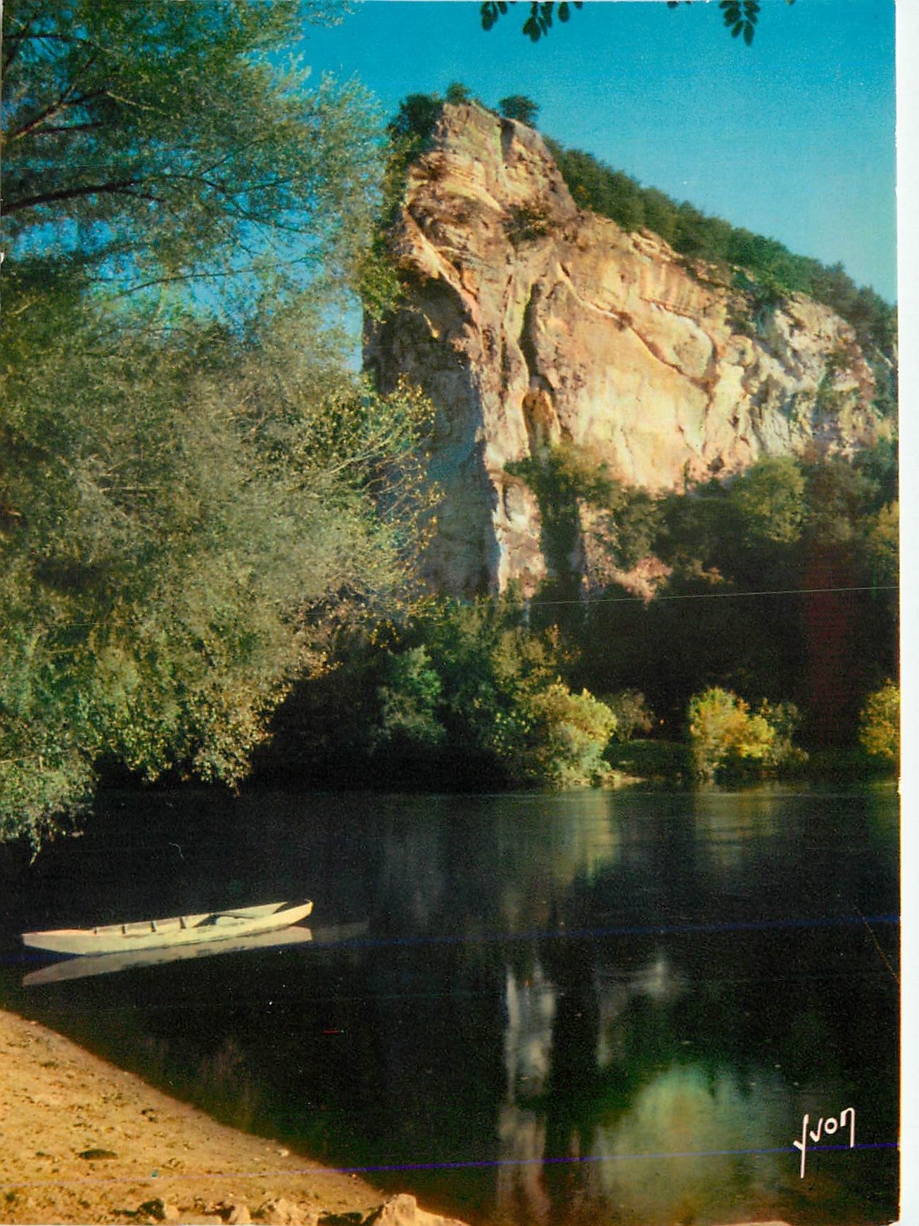 CPM La Douce France Bord de Riviere 