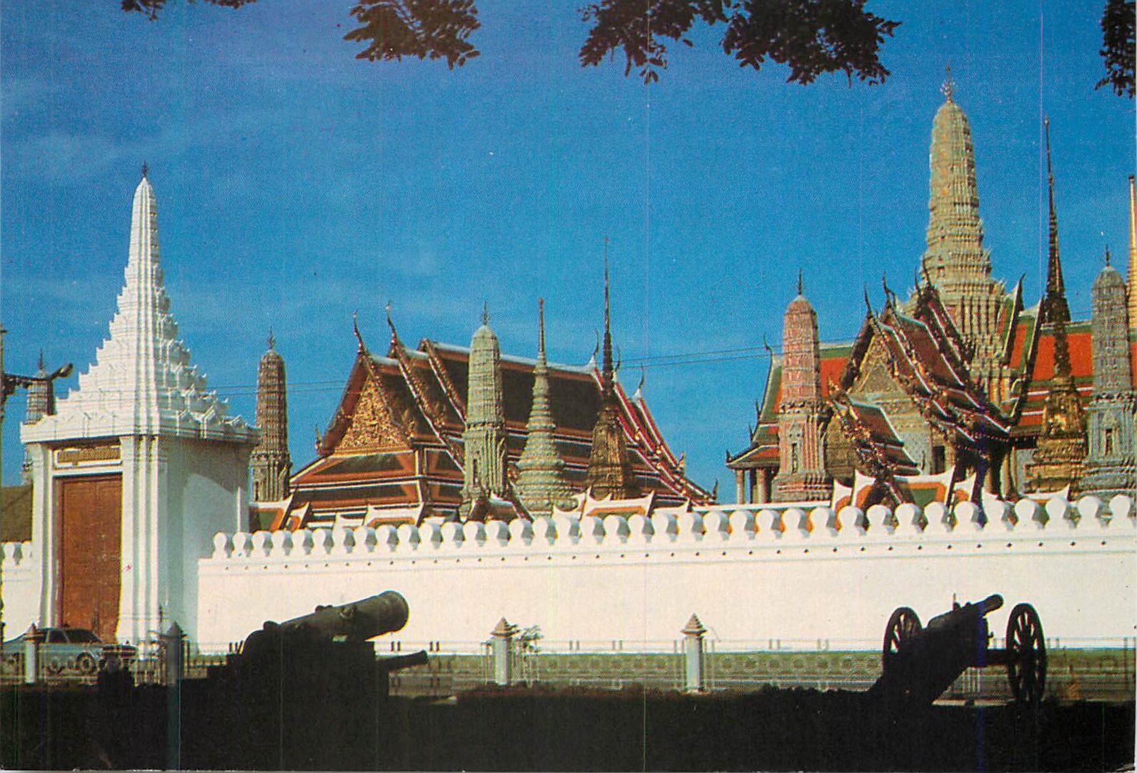 CPM View of the Grand Palace with the ancient cannon guarding the Ministry of Defence in foreground 