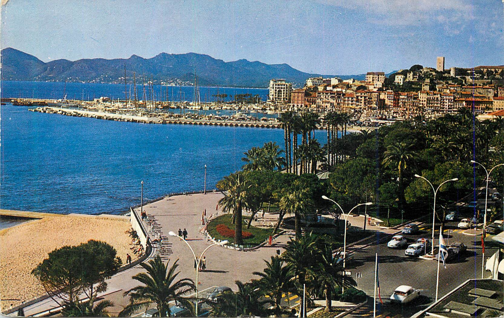 CPM Cannes Une partie des Jardins le Suquet le Port dans le fond l Esterel 