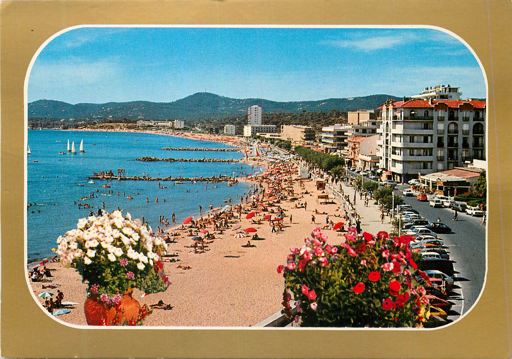 CPM Le Lavandou Var La plage et le boulevard du Front de Mer 